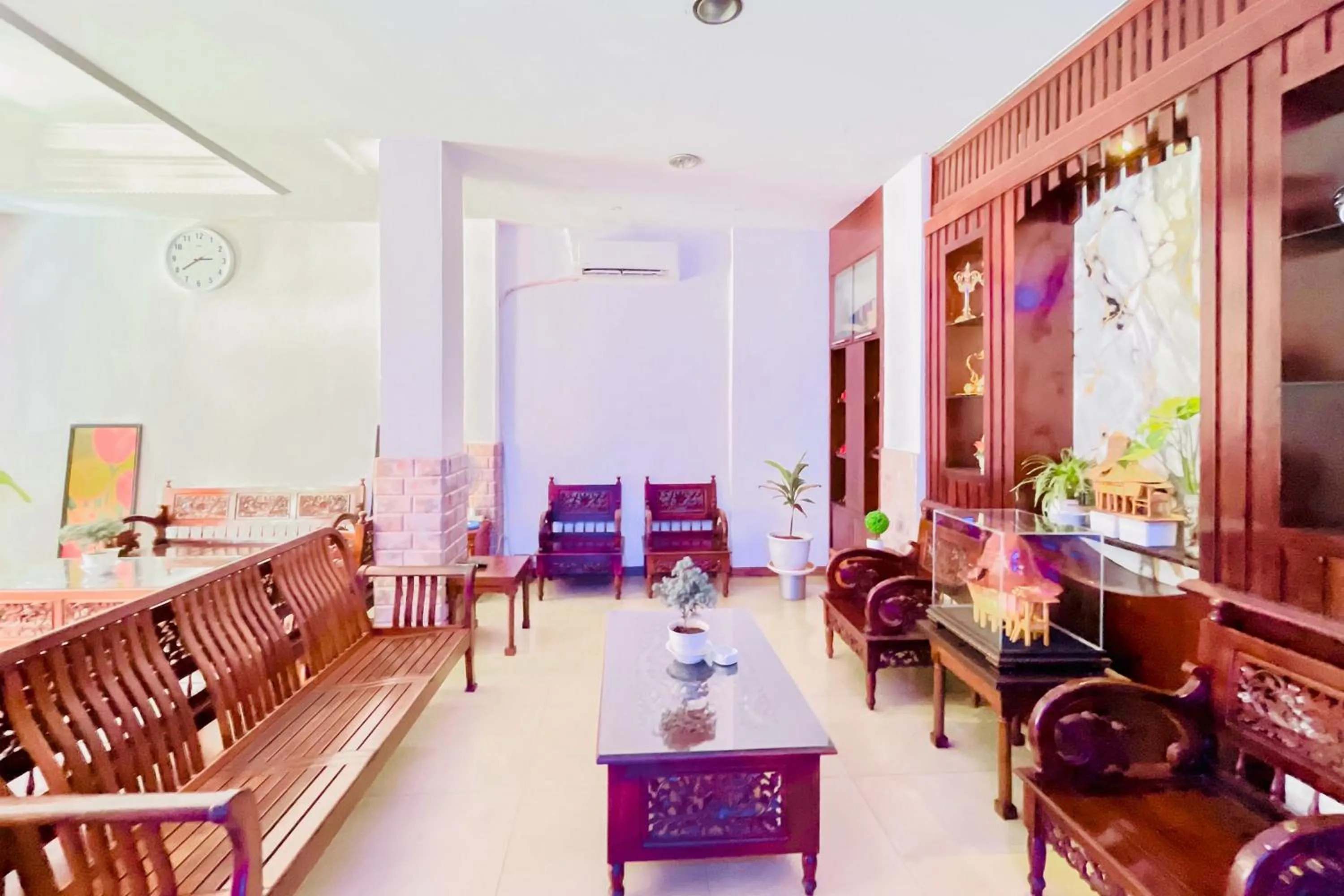 Seating area in Urbanview Hotel Grand Mohaga Medan