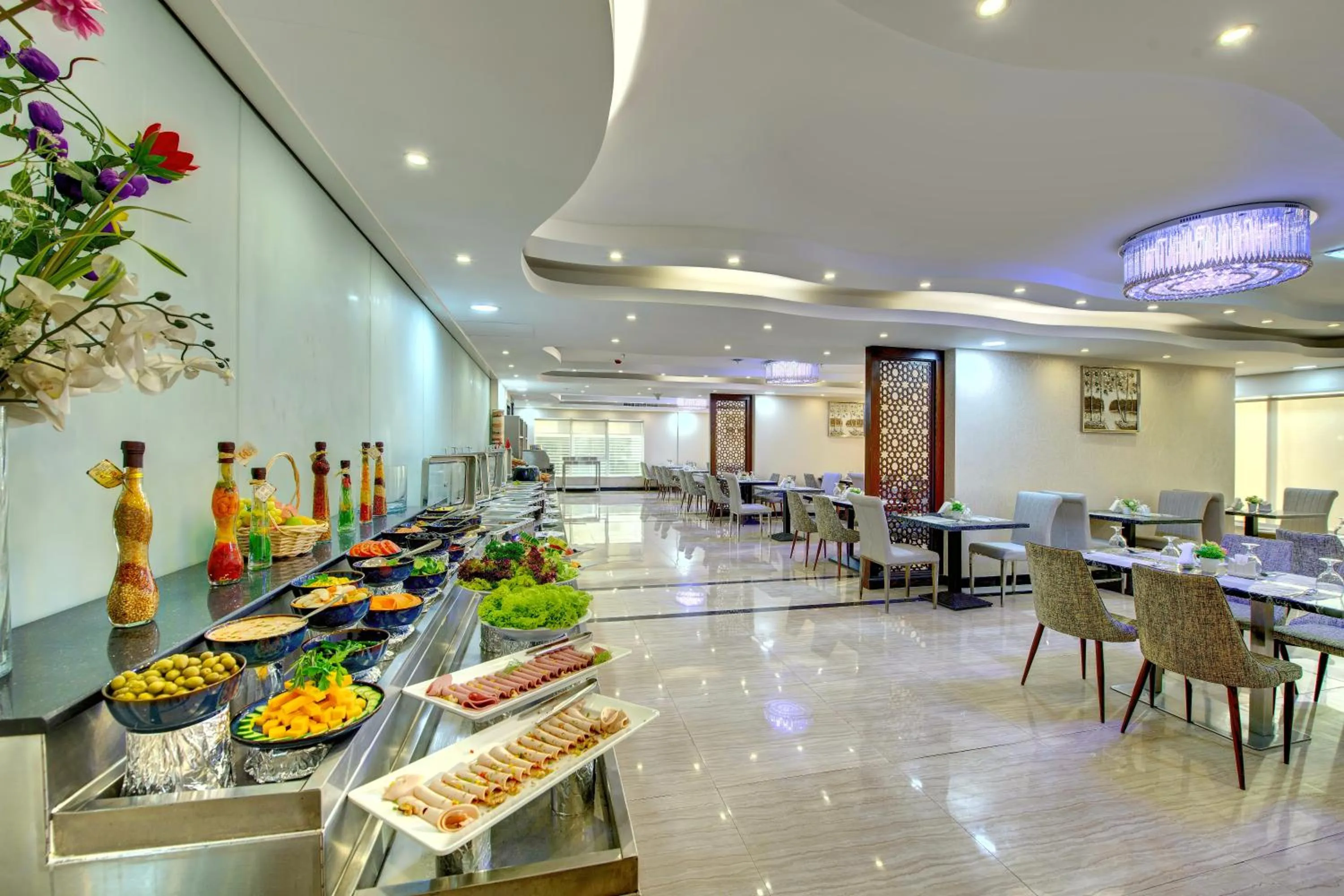 Restaurant/places to eat in City Stay Hotel Expo Centre