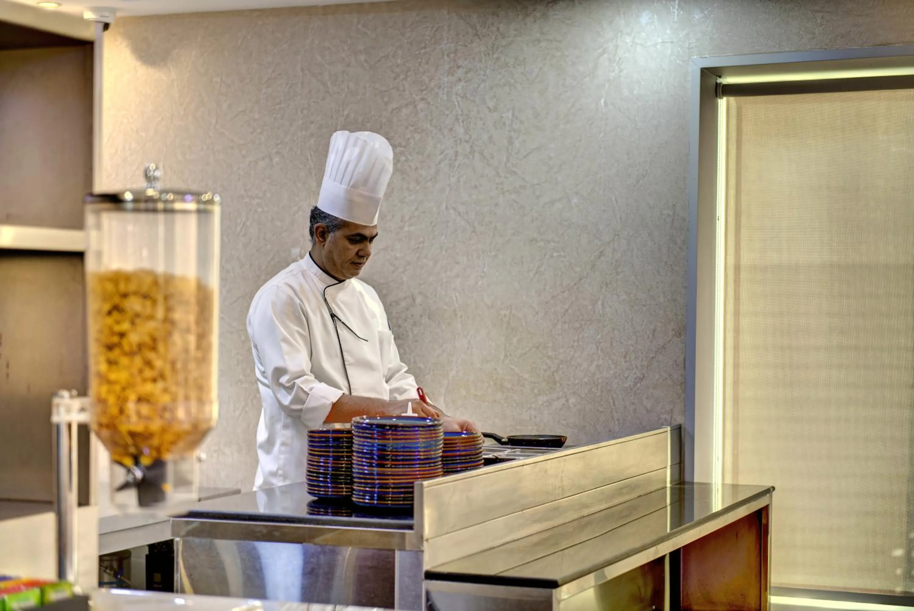 Restaurant/places to eat in City Stay Hotel Expo Centre