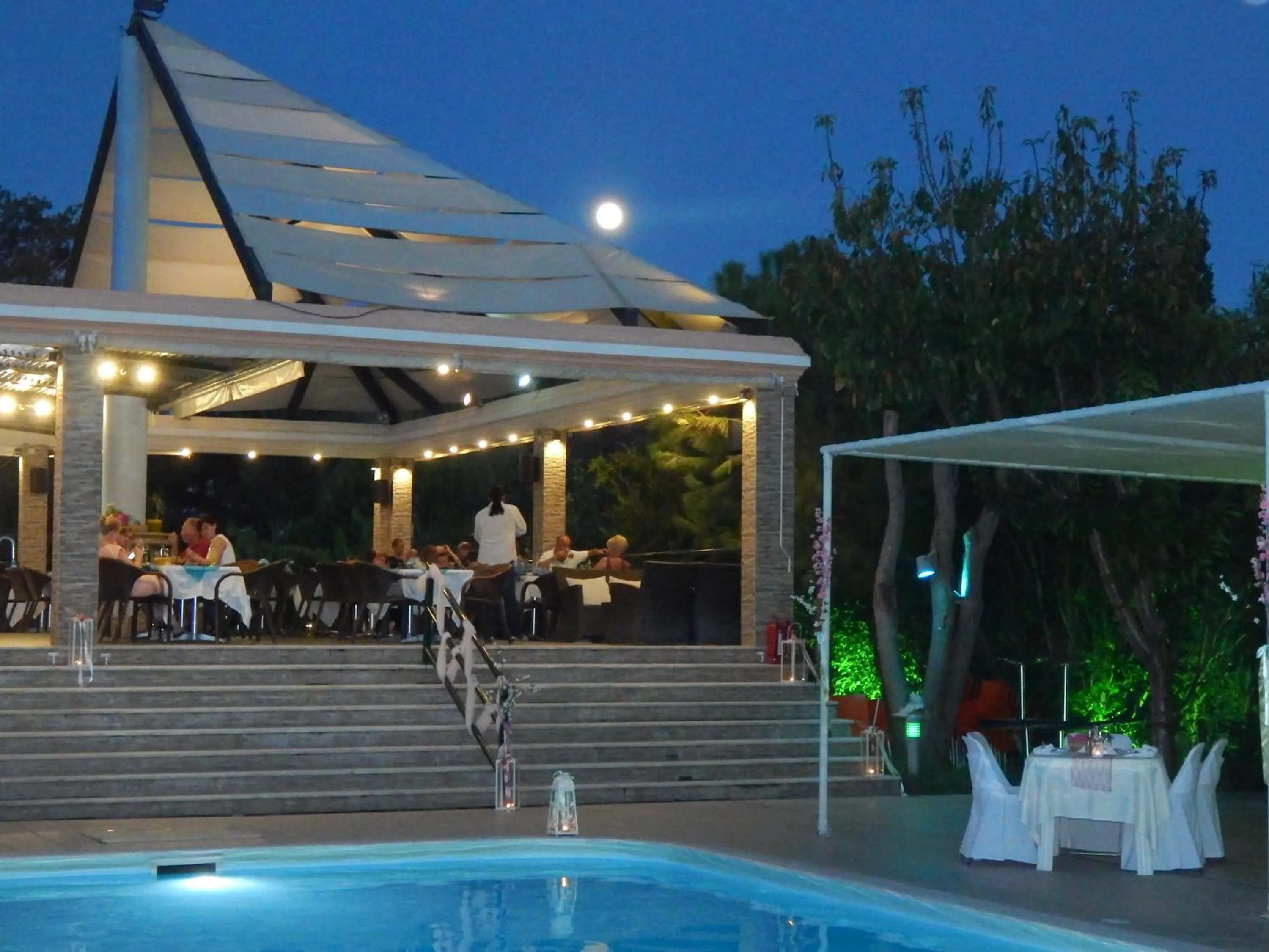 Restaurant/places to eat in Kalloni village apartments