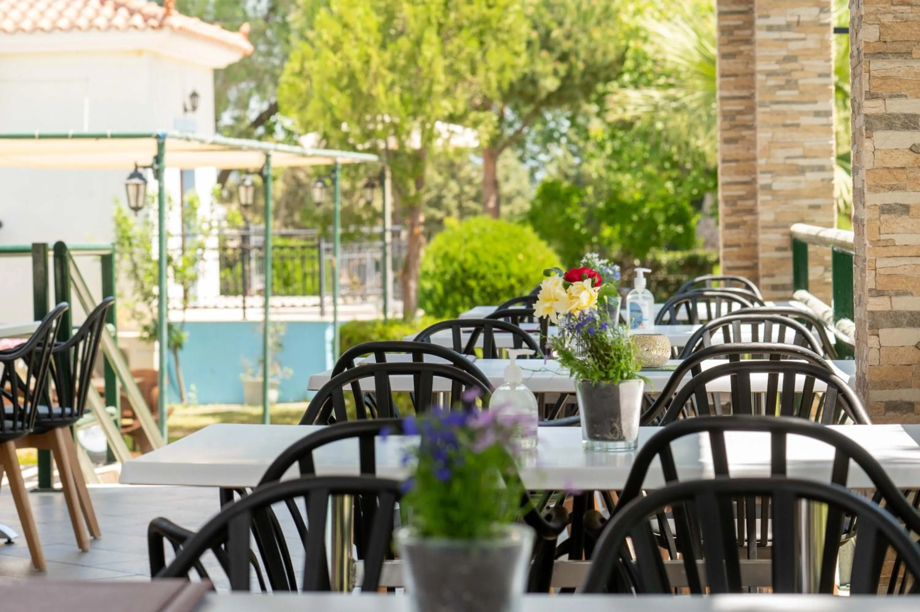 Restaurant/places to eat in Kalloni village apartments