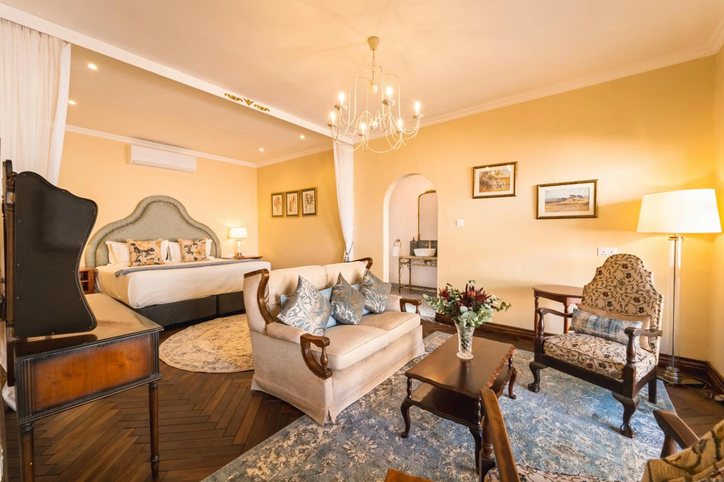Seating area, Bed in The Victorian Manor