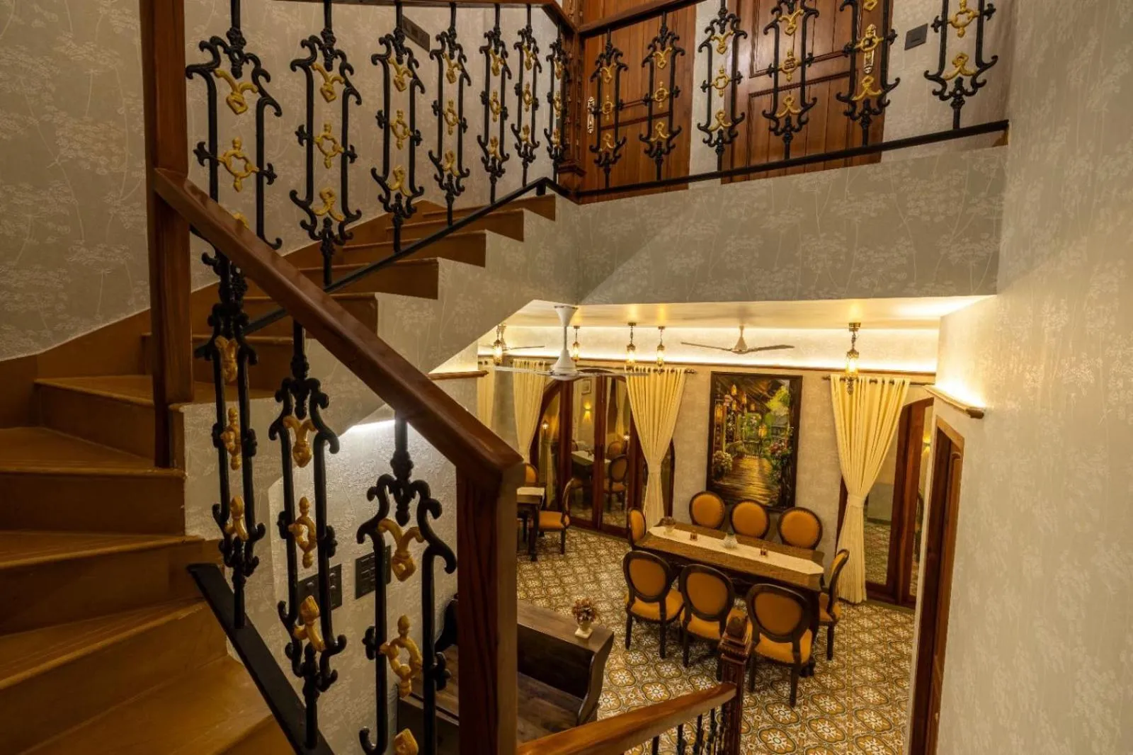 Restaurant/places to eat in Ishaan Holiday Home