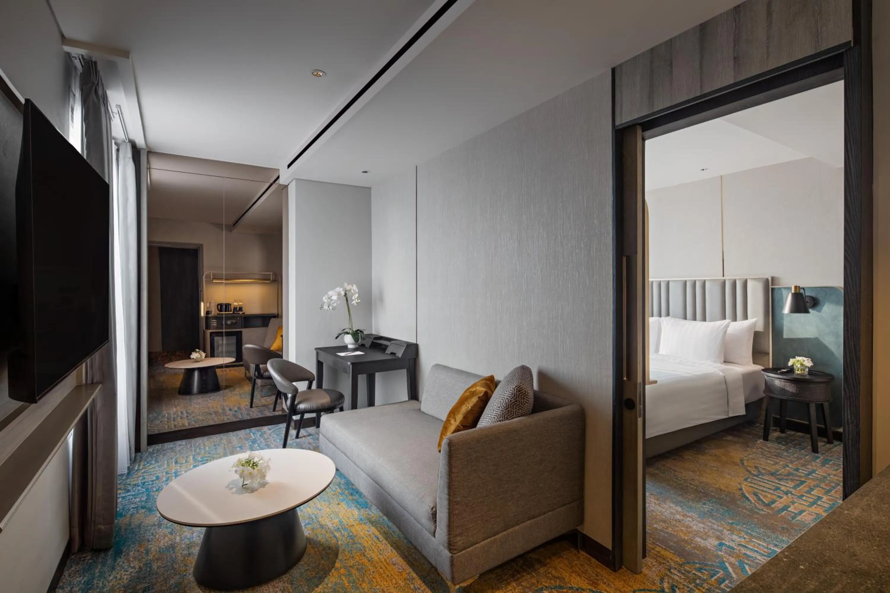 Living room, Bed in Mercure Madiun