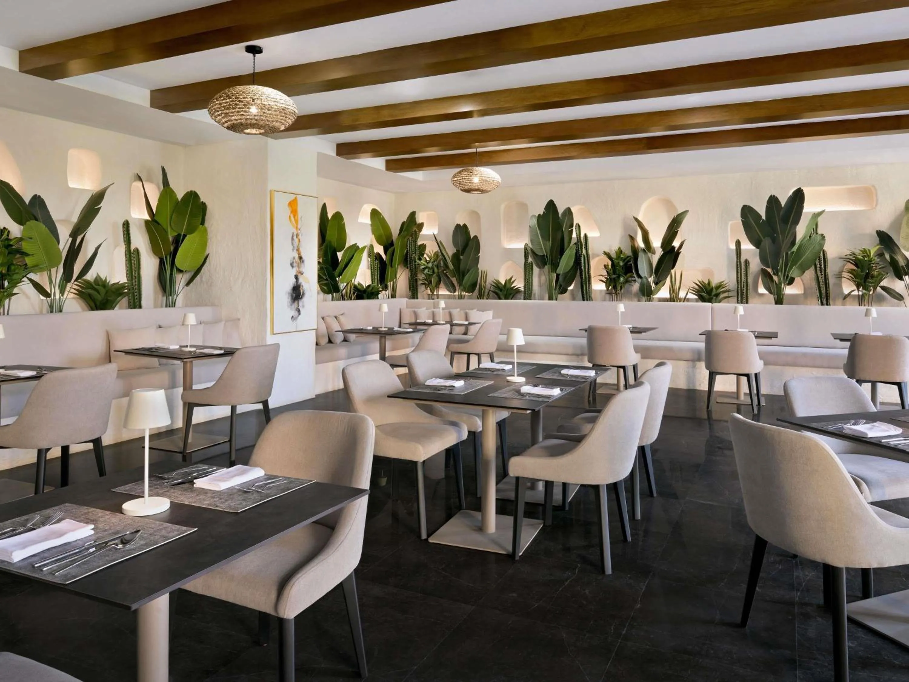 Restaurant/places to eat in Mövenpick Hotel Waad Al Shamal