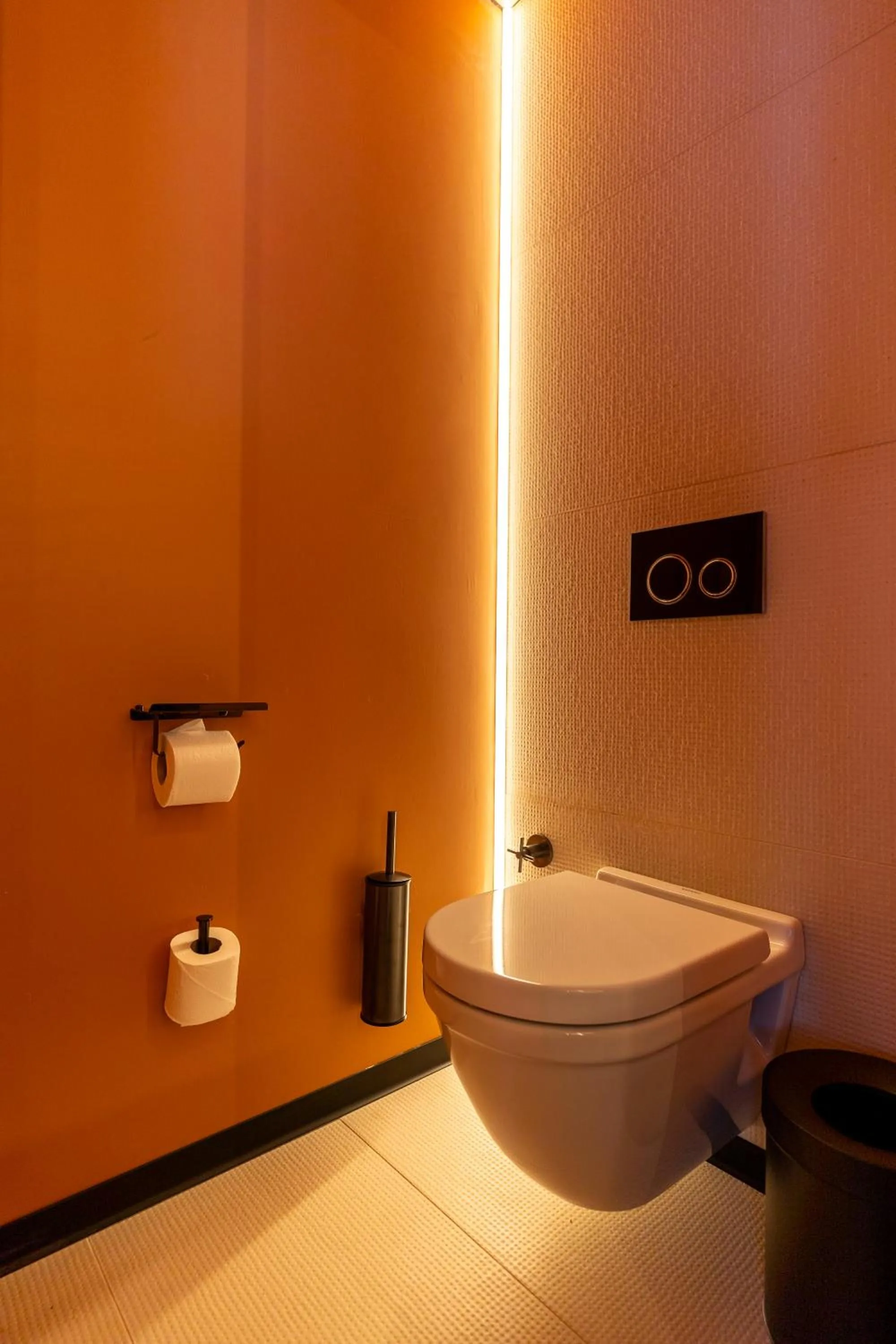 Toilet in Novotel Istanbul Bomonti