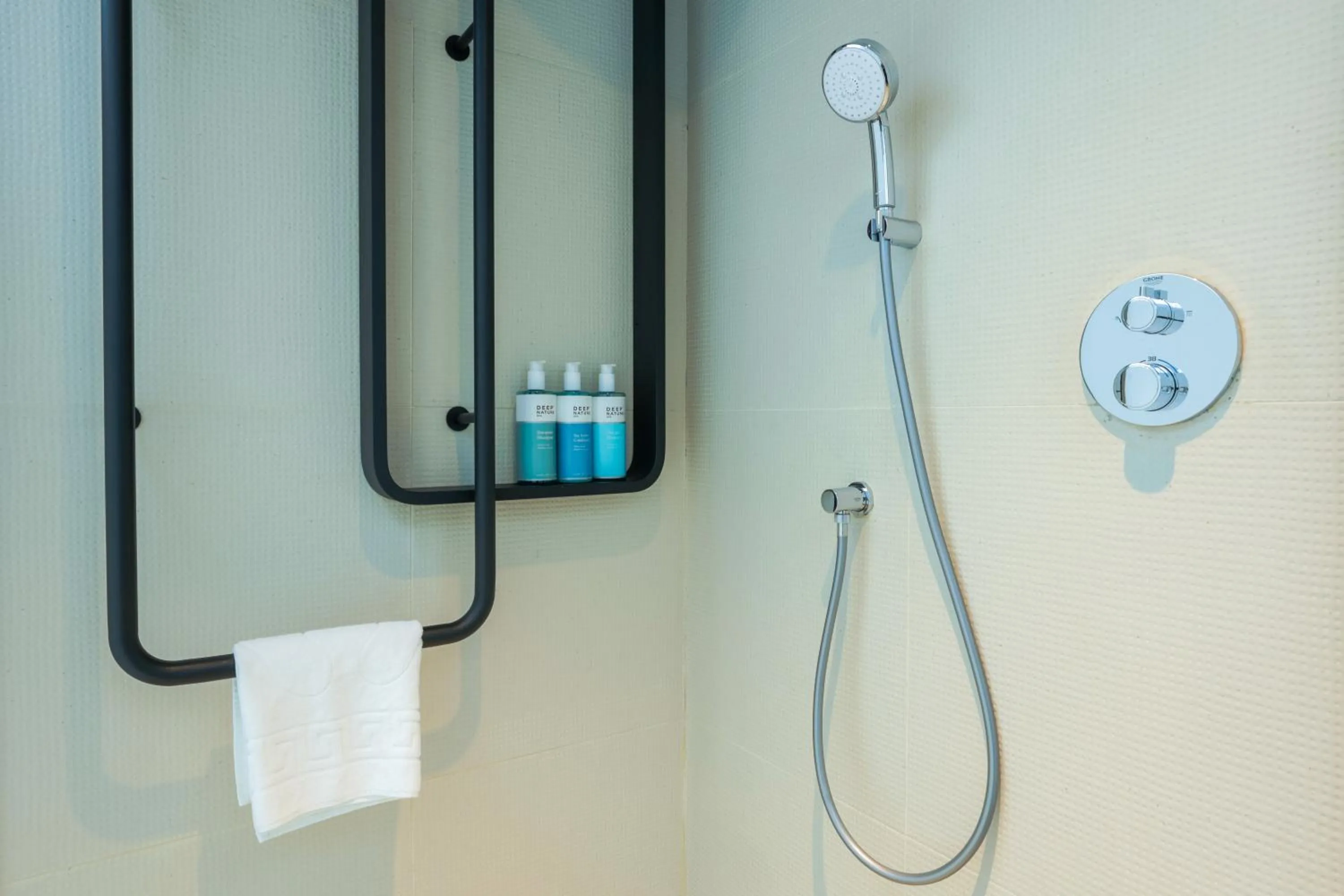 Shower in Novotel Istanbul Bomonti