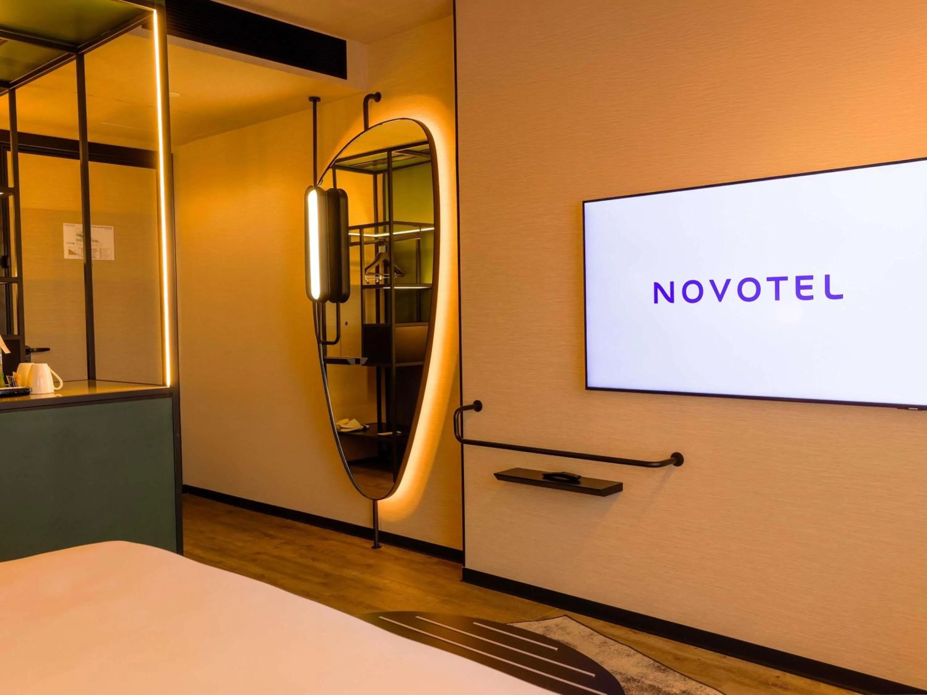 Bedroom, Bed in Novotel Istanbul Bomonti