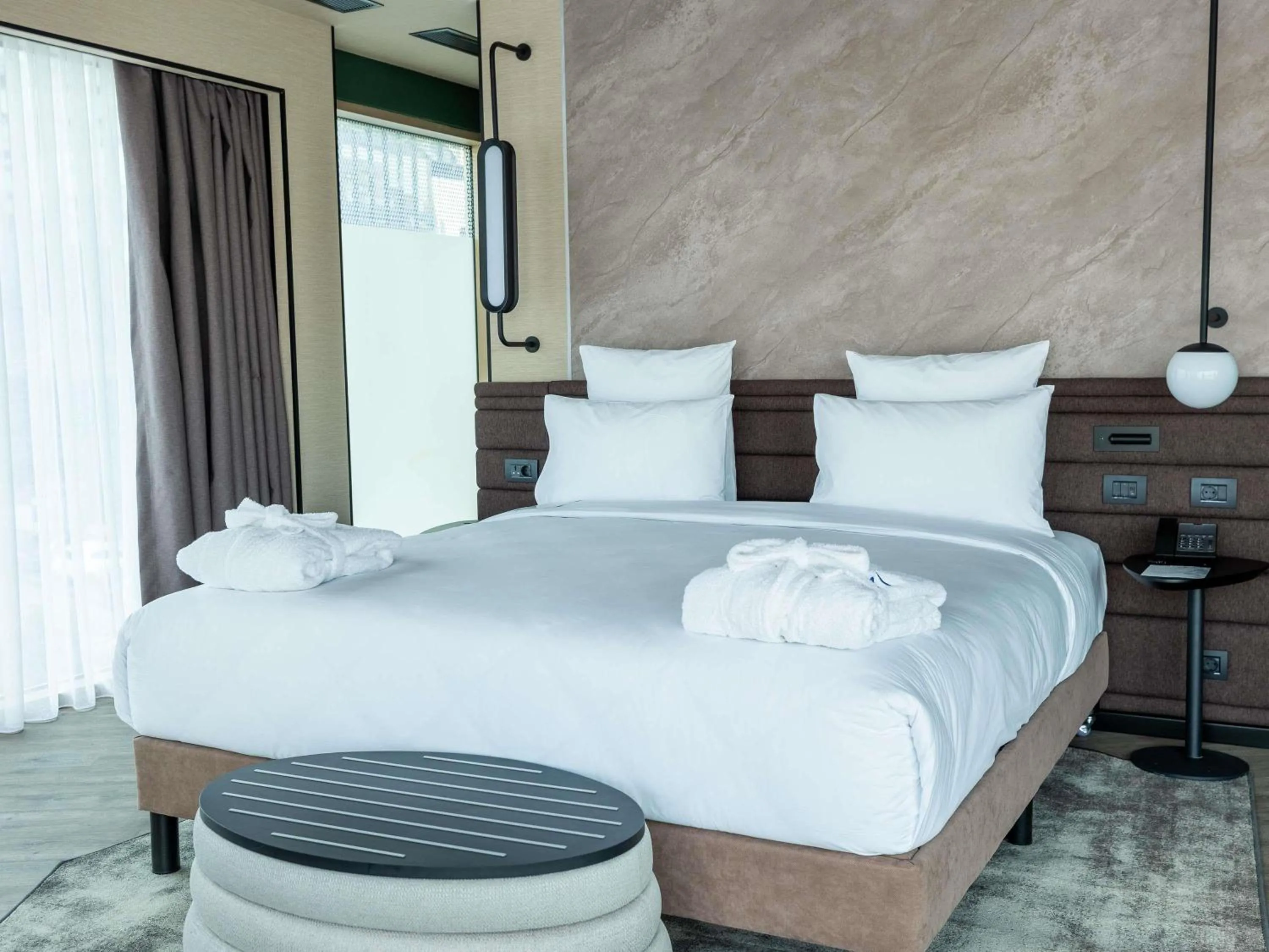 Bedroom, Bed in Novotel Istanbul Bomonti