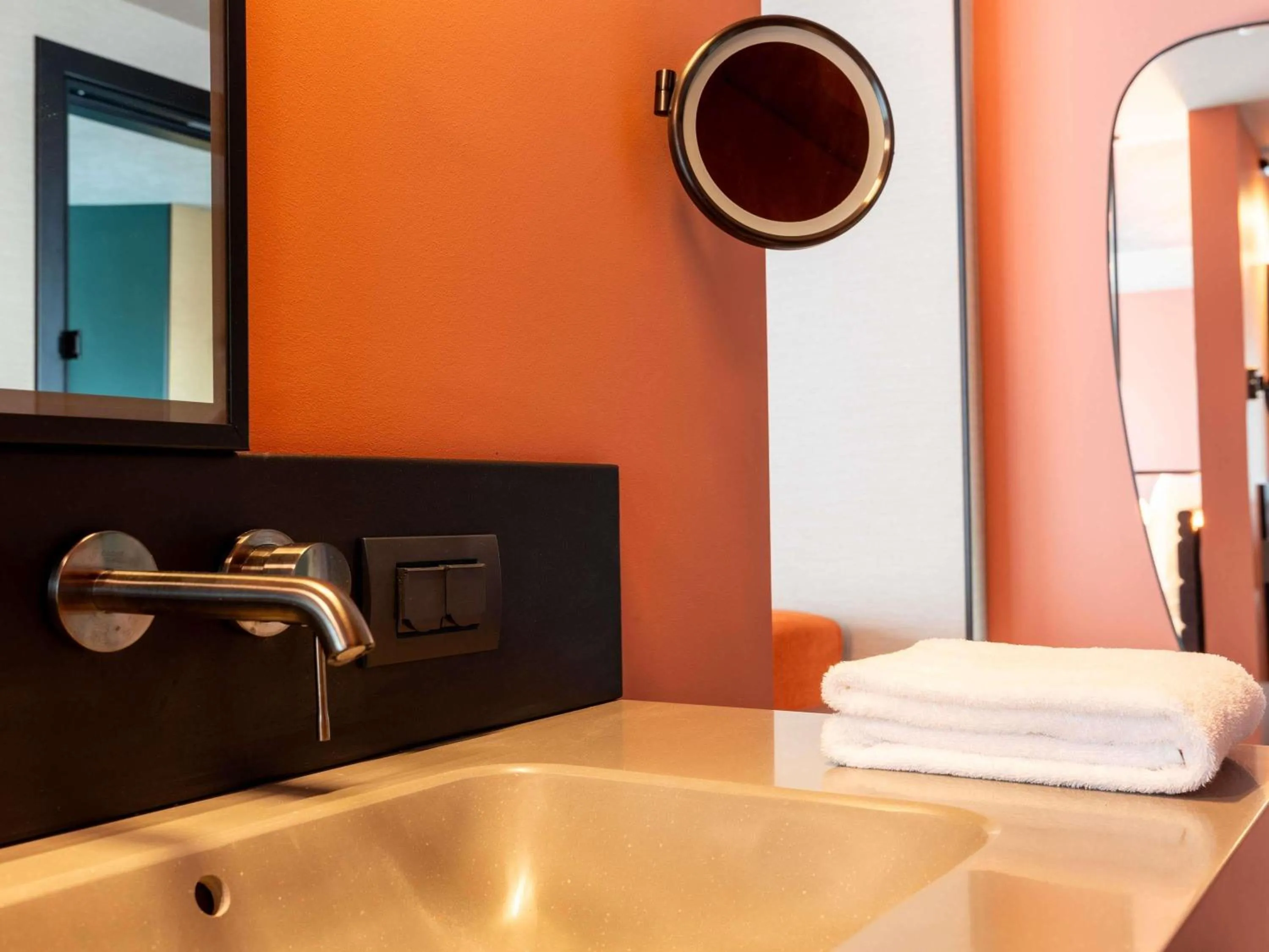 Bedroom in Novotel Istanbul Bomonti