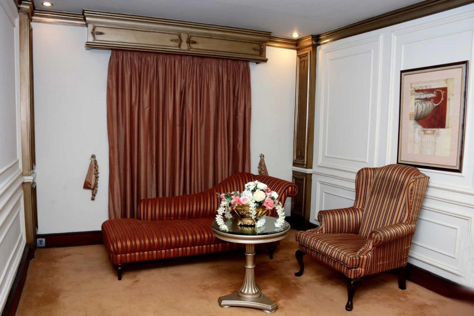 Living room in Regency Inn Hotel
