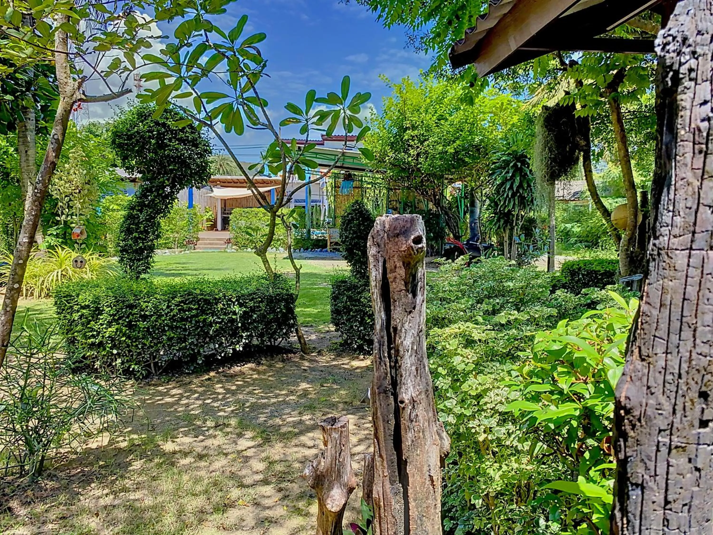 Garden in Sunanta Bungalow
