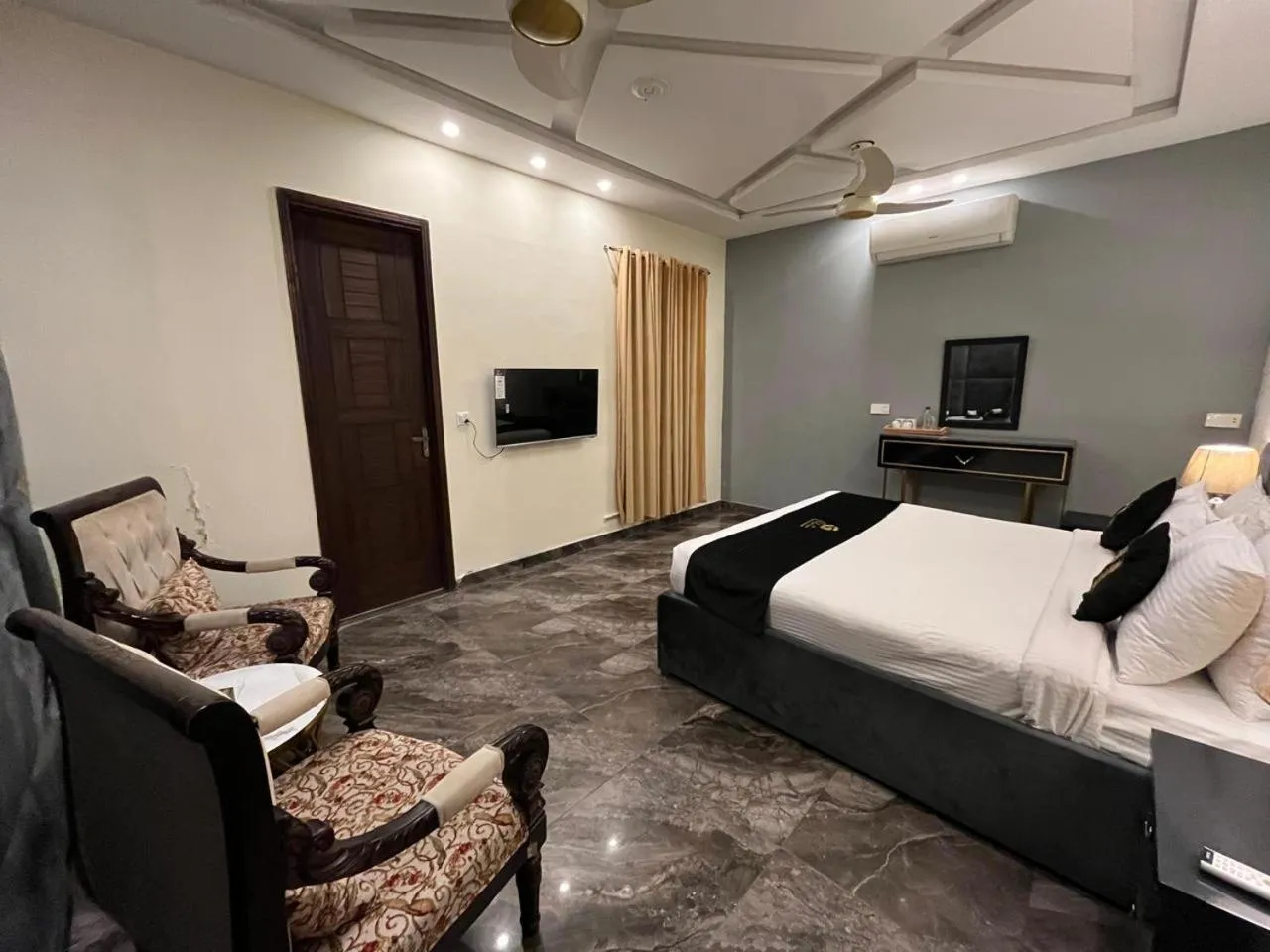 Photo of the whole room, Bed in Palm tree suites