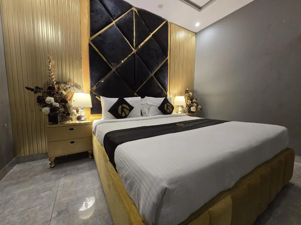 Photo of the whole room, Bed in Palm tree suites