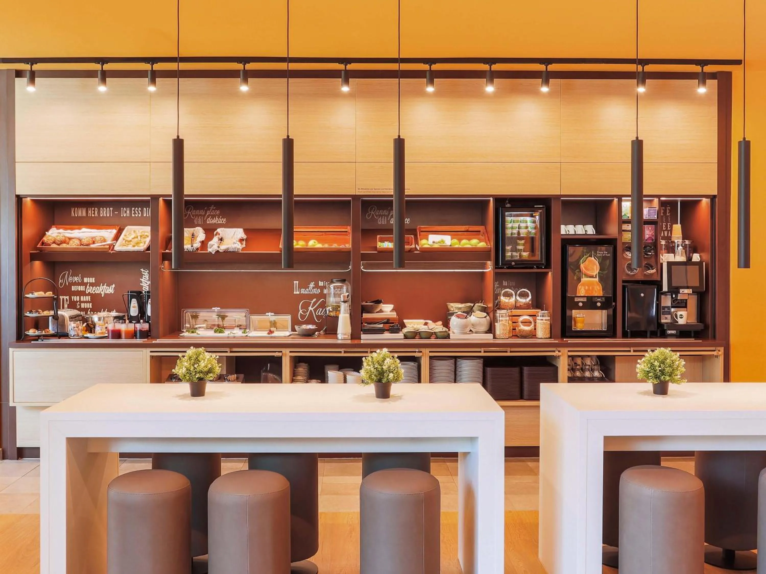 Restaurant/places to eat in B&B HOTEL Bruchsal-Karlsdorf