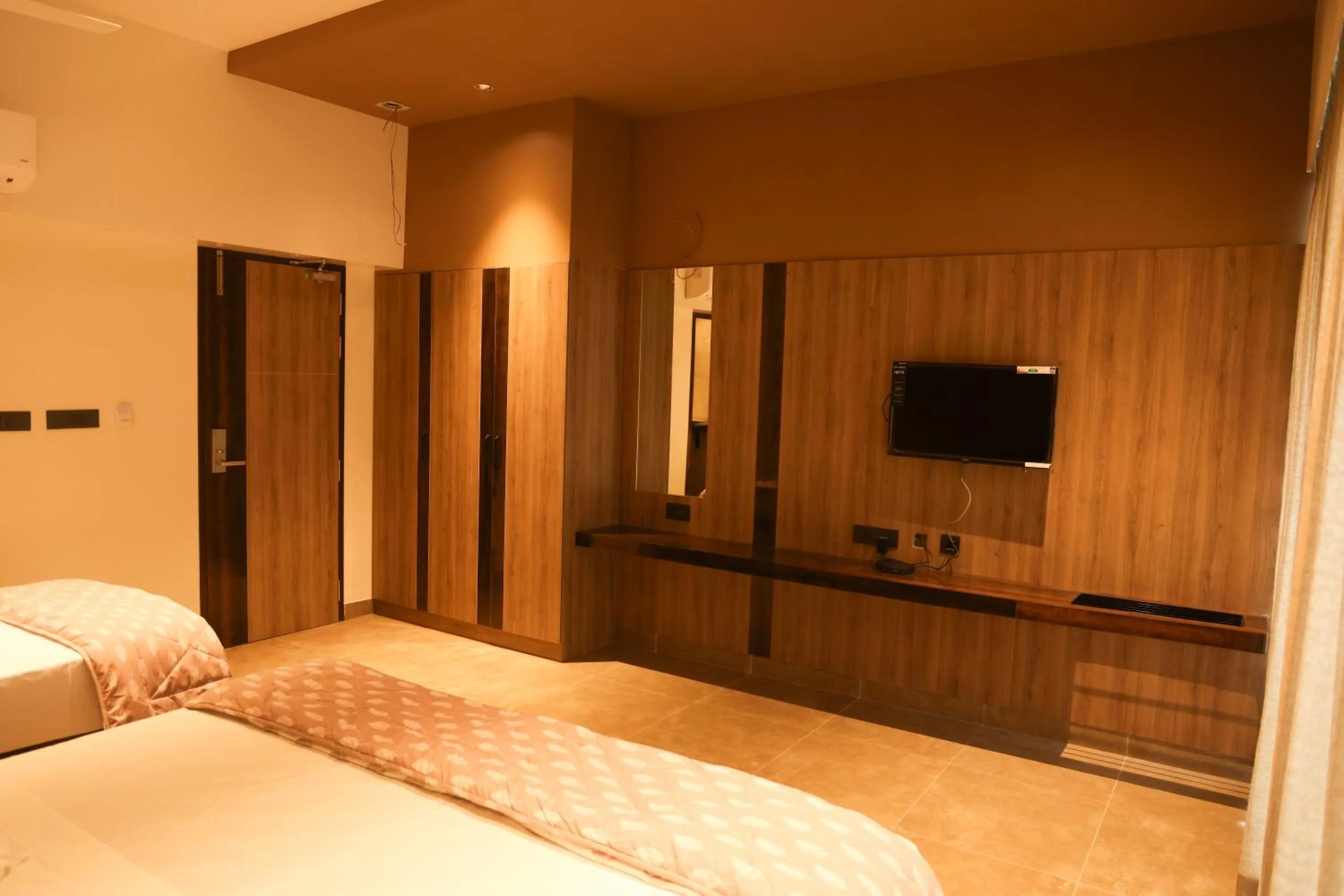 Communal lounge/ TV room, Bed in MAS Residency