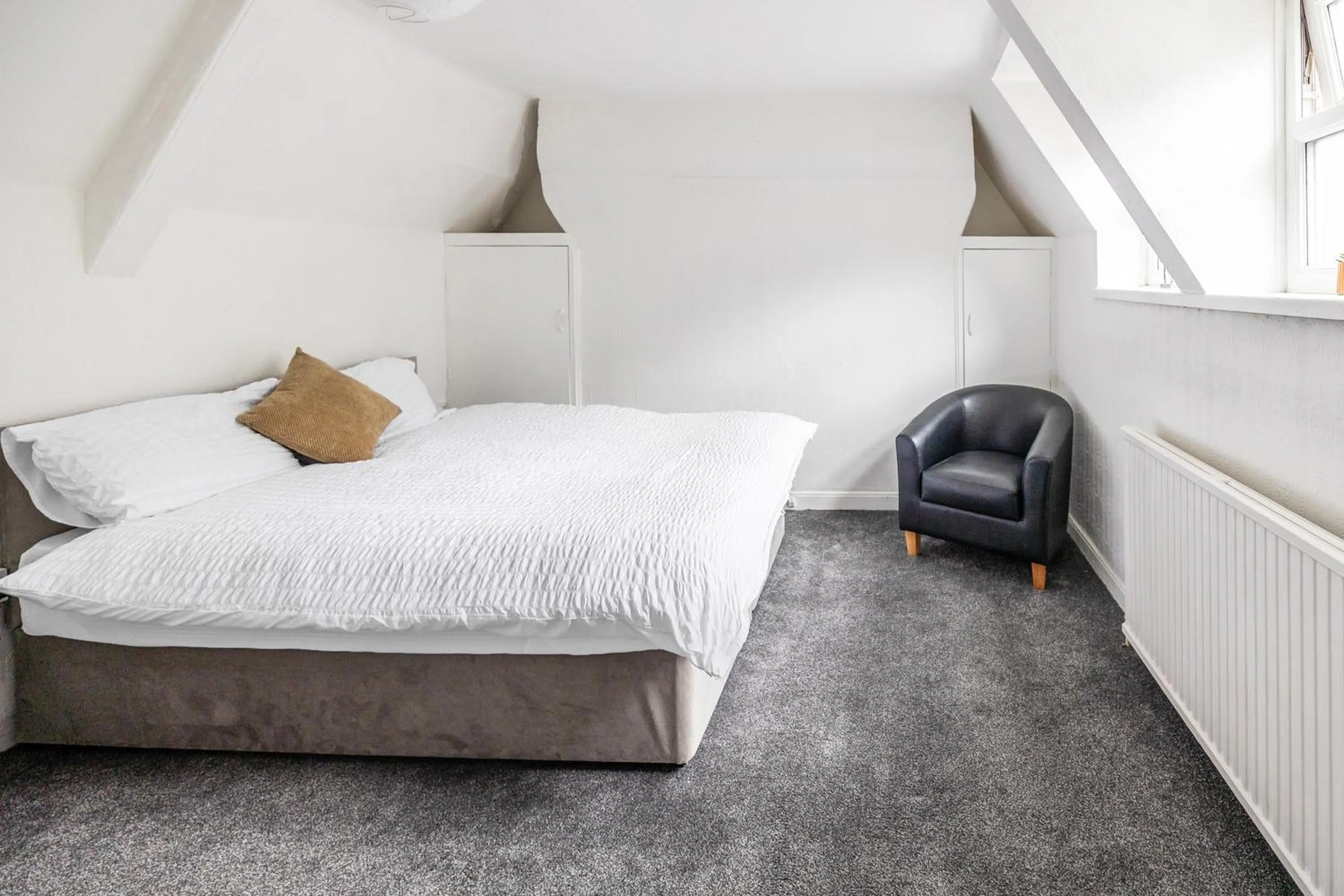 Seating area, Bed in OYO A Better Night Hotel - Manchester Salford