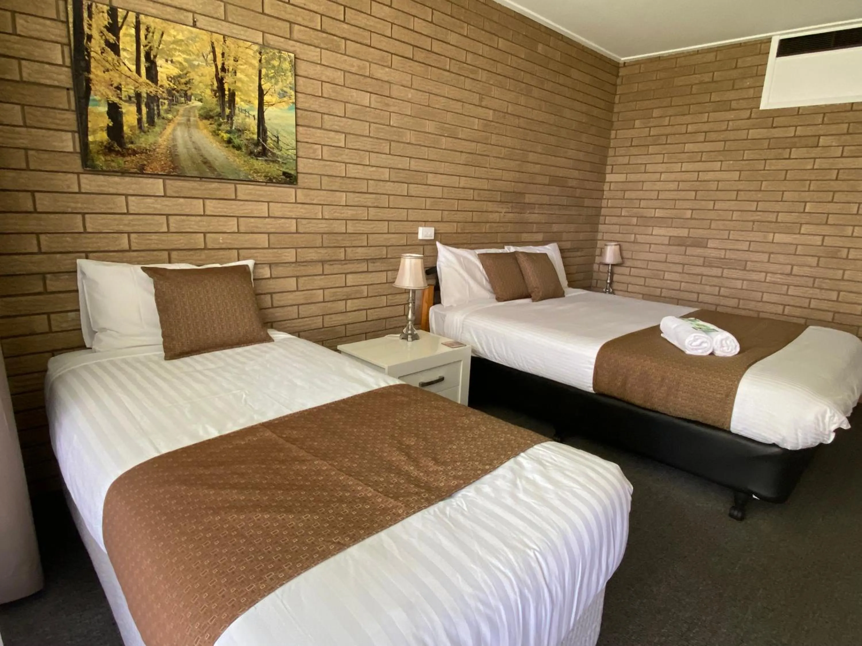 Bed in Warrina Inn Wodonga CBD