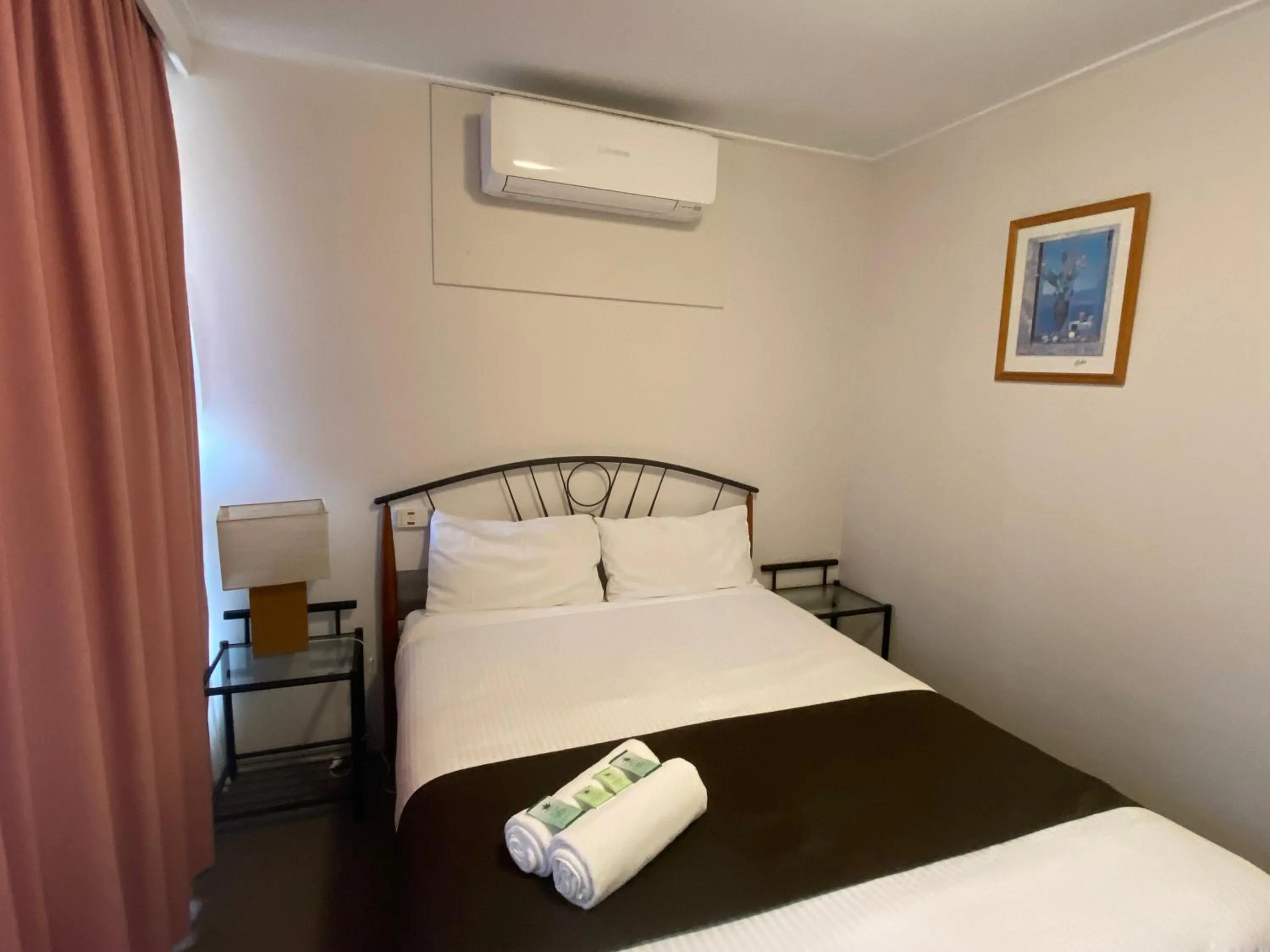 Bed in Warrina Inn Wodonga CBD
