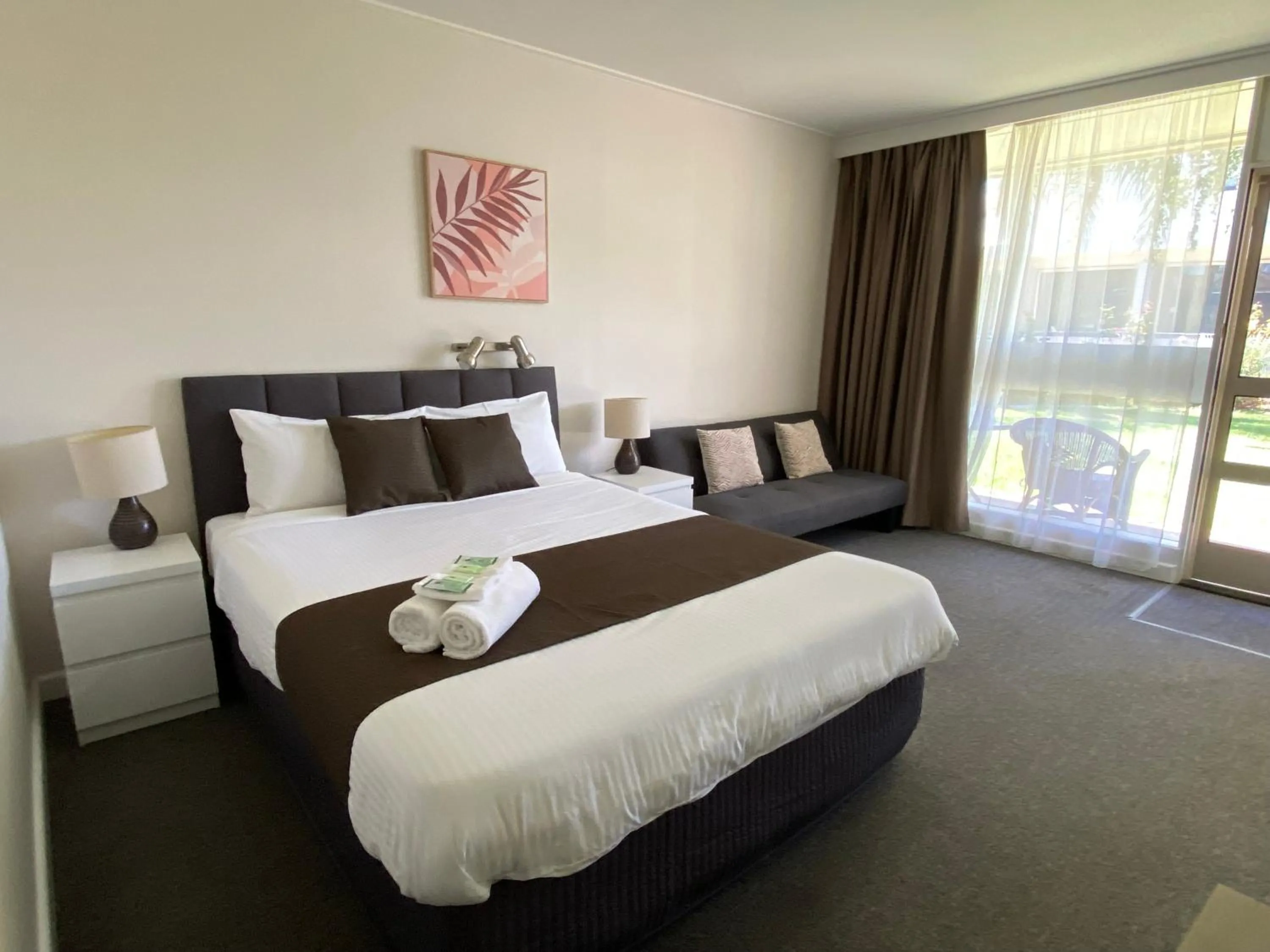 Bed in Warrina Inn Wodonga CBD