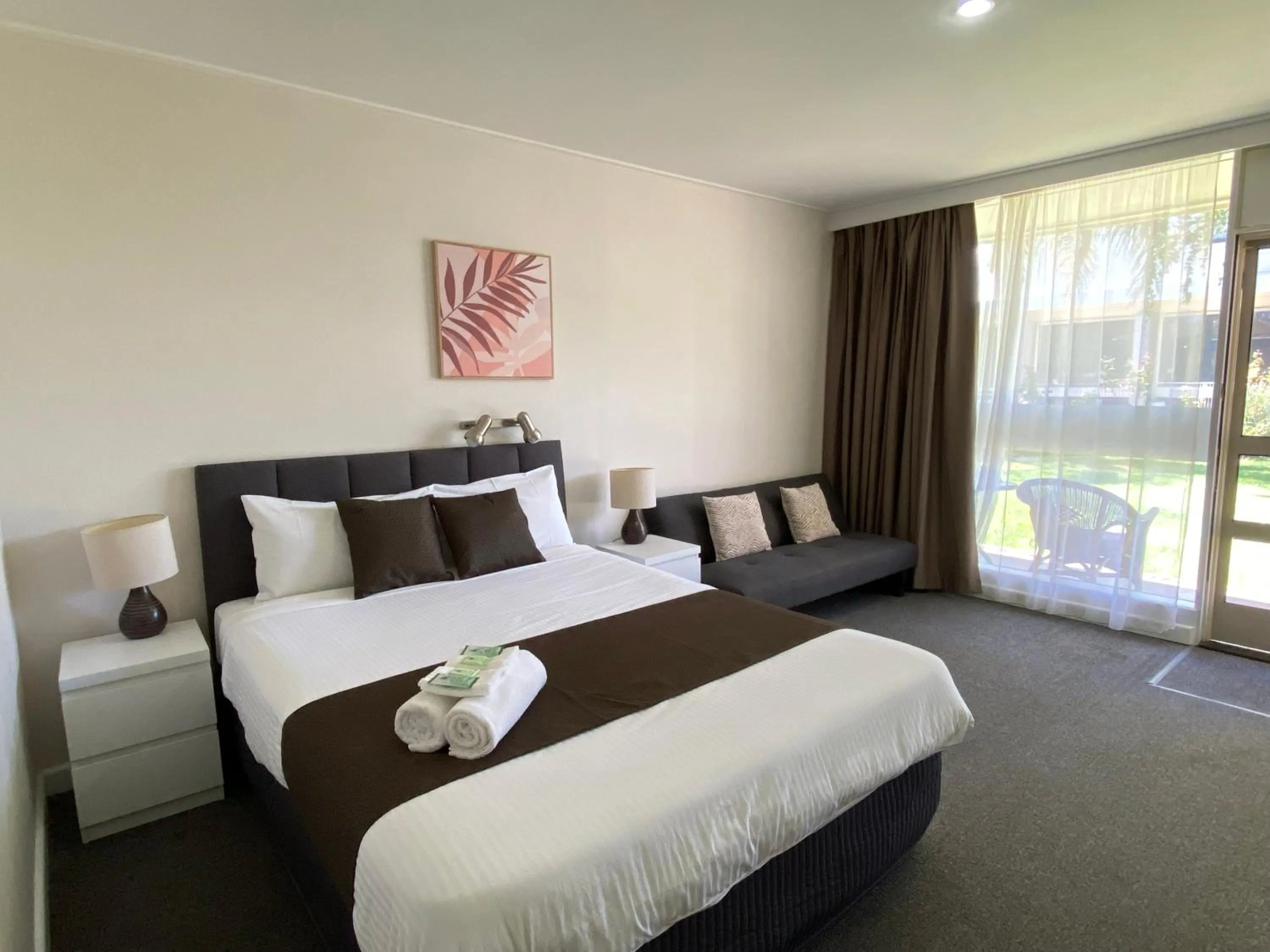 Bed in Warrina Inn Wodonga CBD