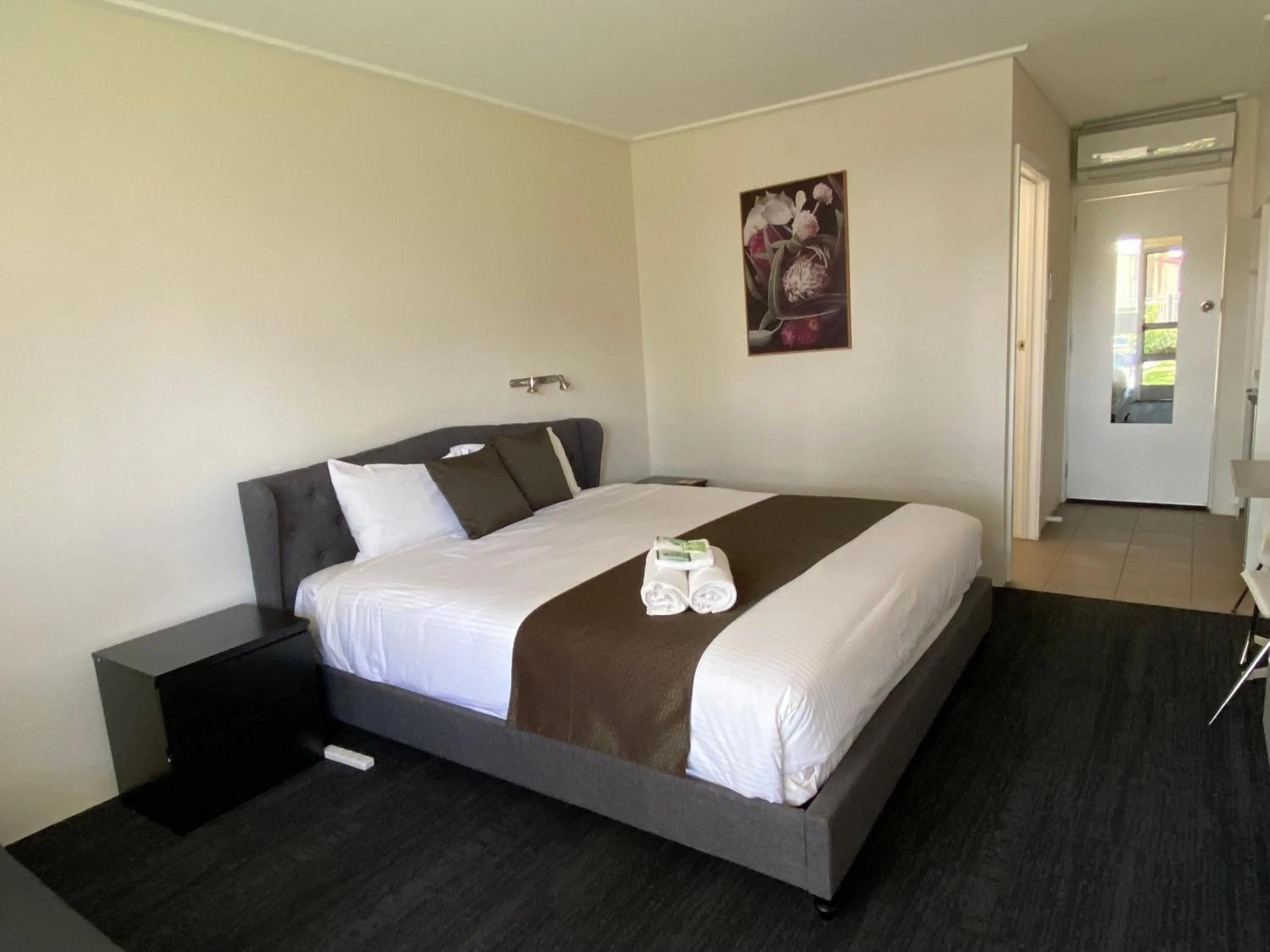 Bed in Warrina Inn Wodonga CBD