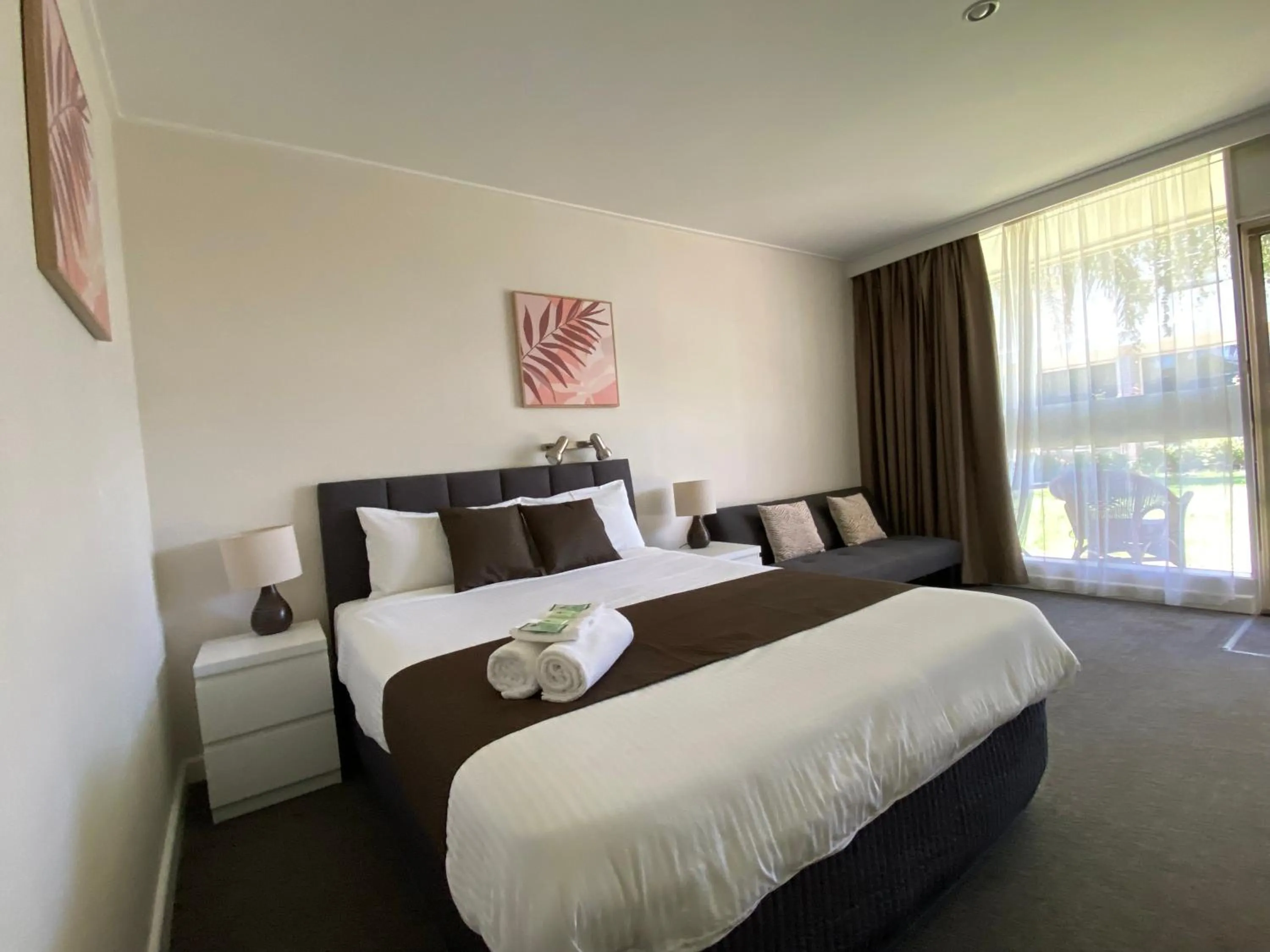 Bed in Warrina Inn Wodonga CBD