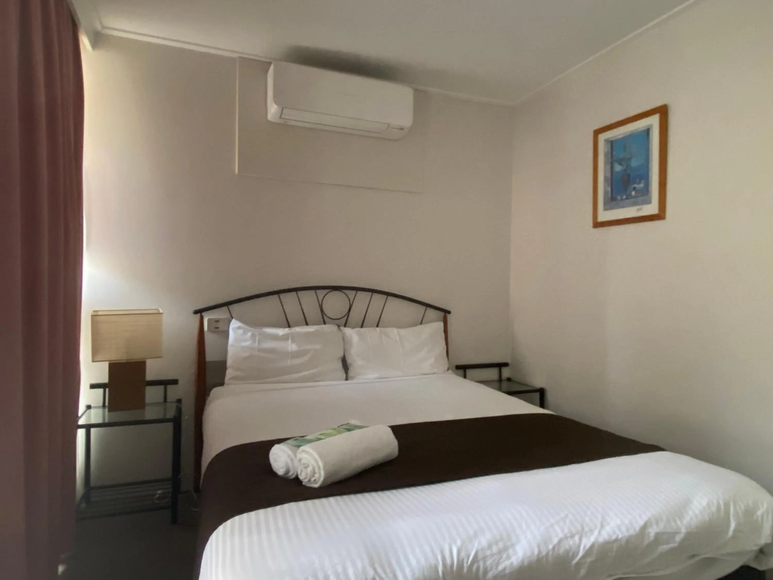 Bed in Warrina Inn Wodonga CBD
