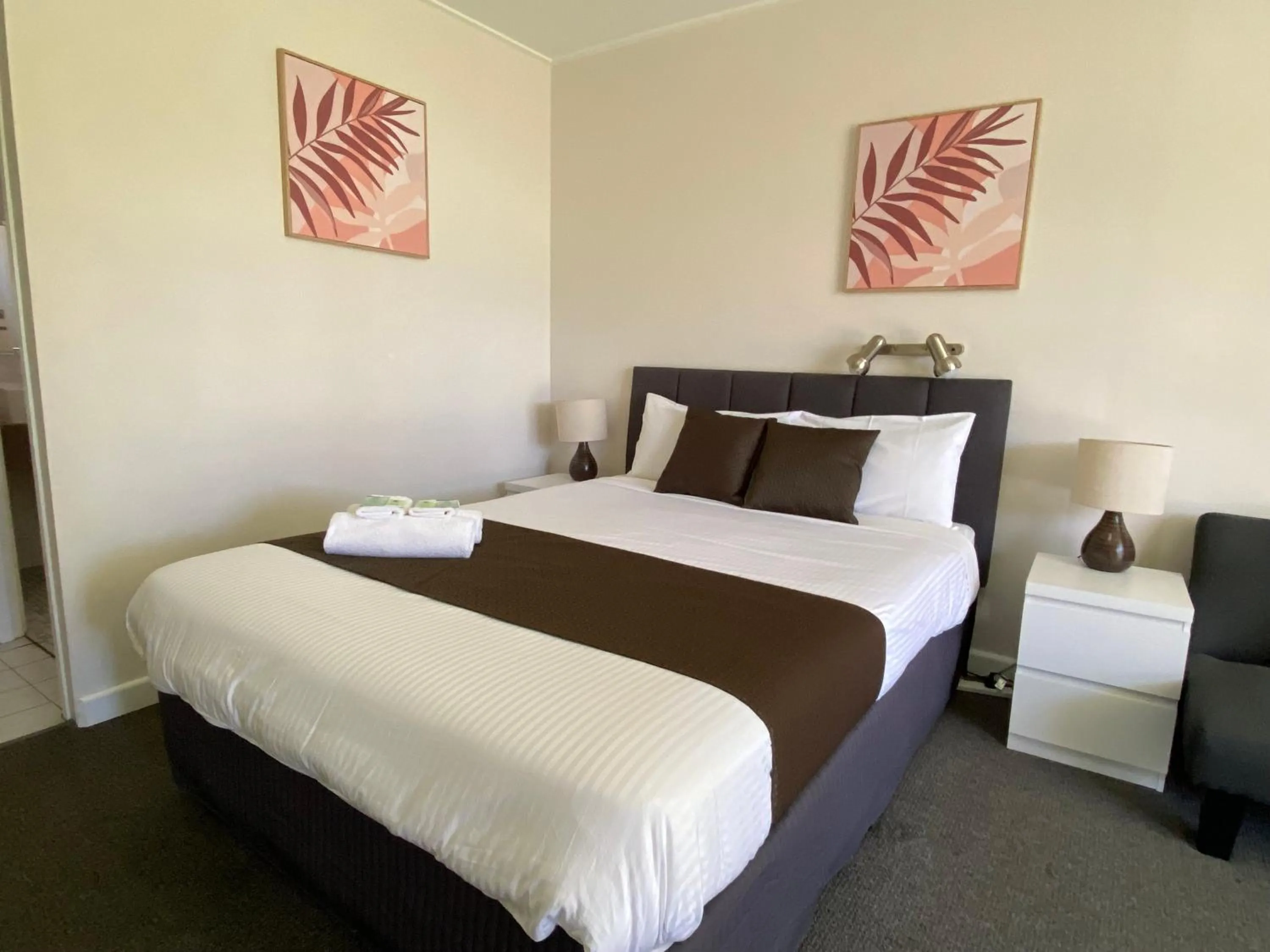 Bed in Warrina Inn Wodonga CBD