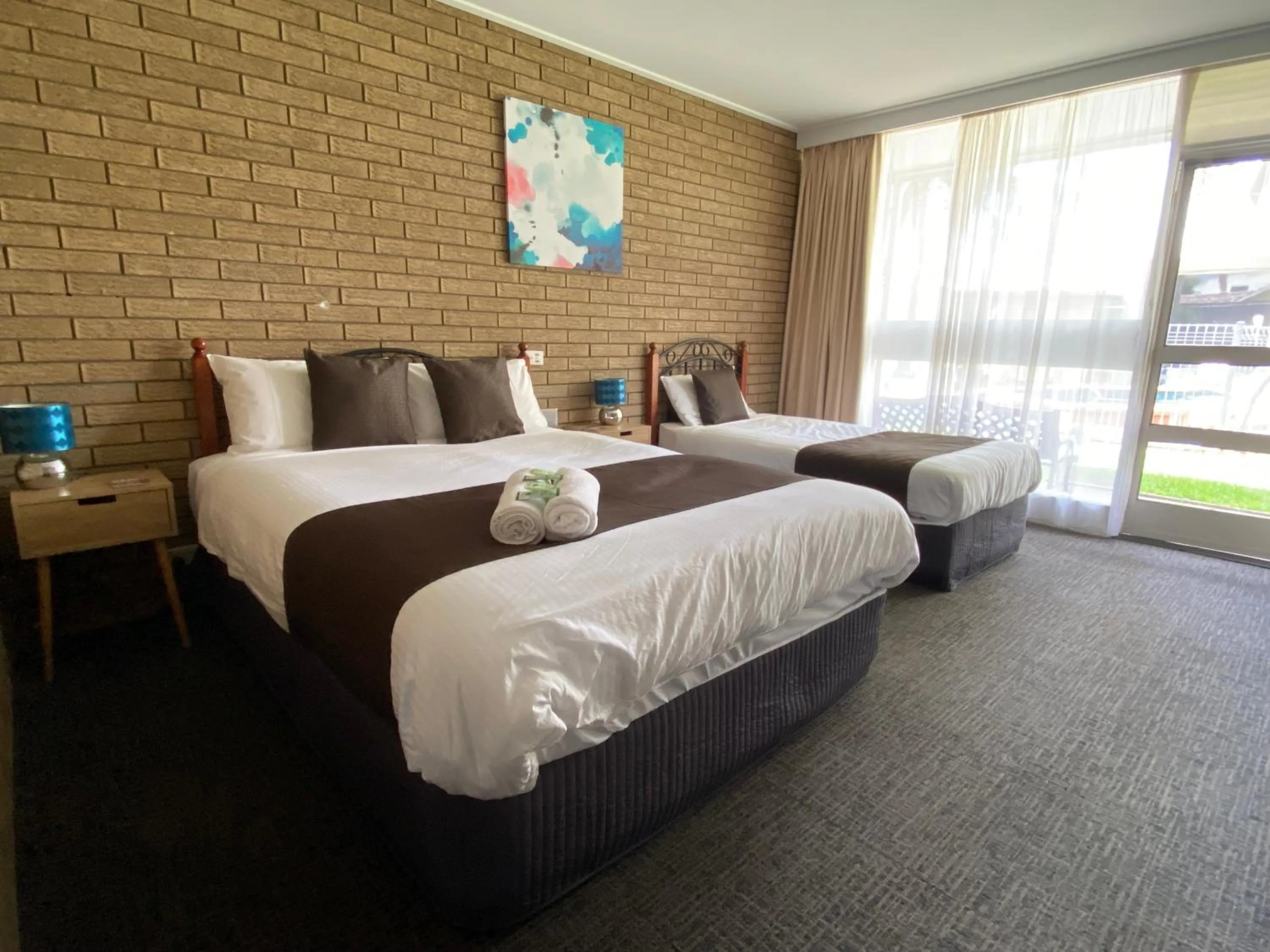 Bed in Warrina Inn Wodonga CBD