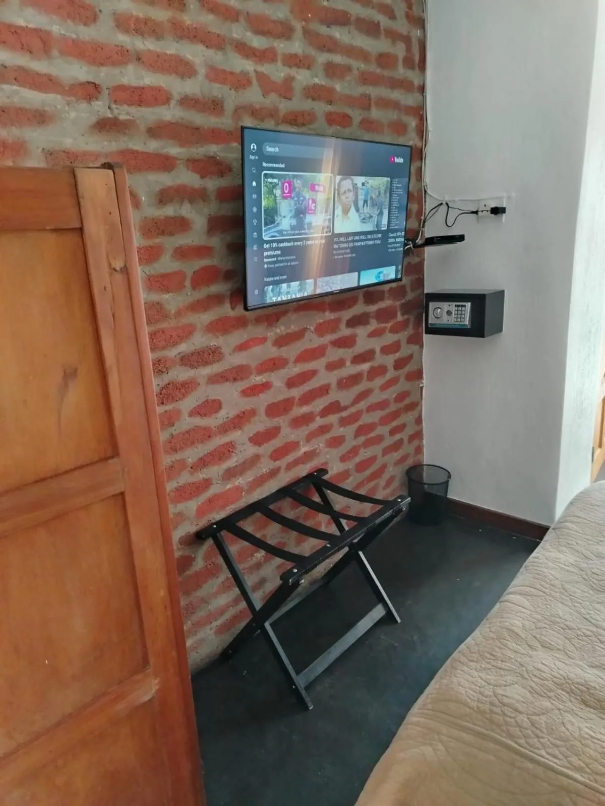 TV and multimedia, Bed in 84 on Fourth Guest House