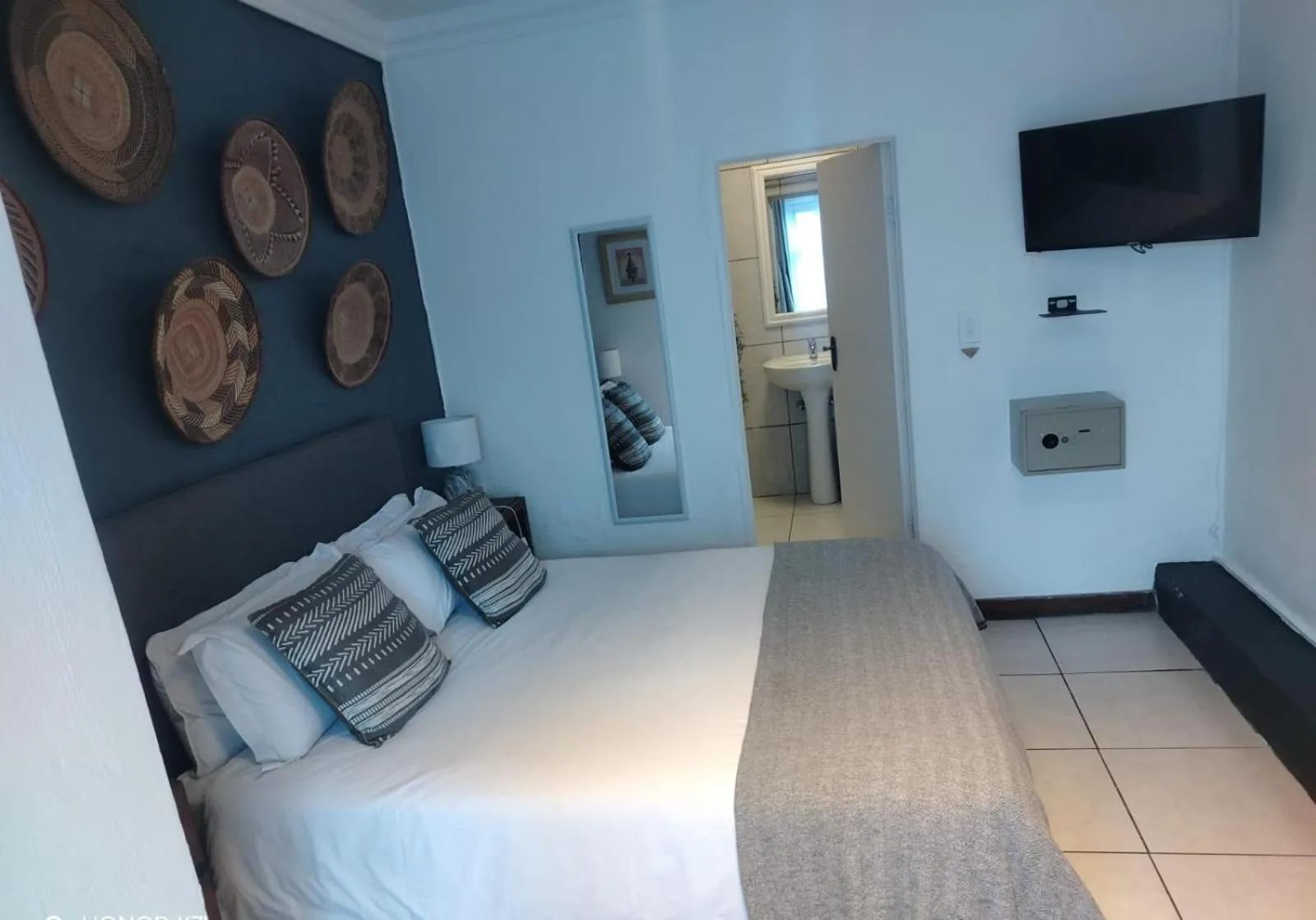 Photo of the whole room, Bed in 84 on Fourth Guest House