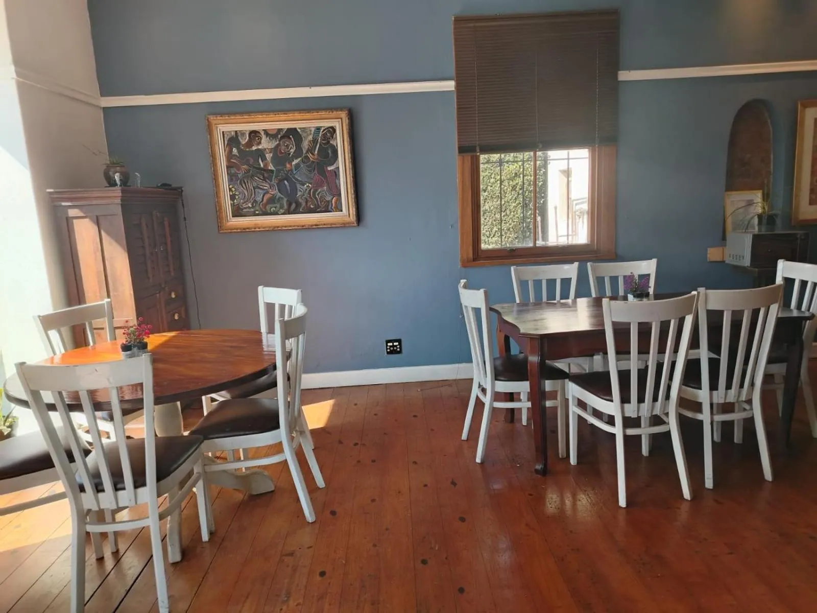 Restaurant/places to eat in 84 on Fourth Guest House