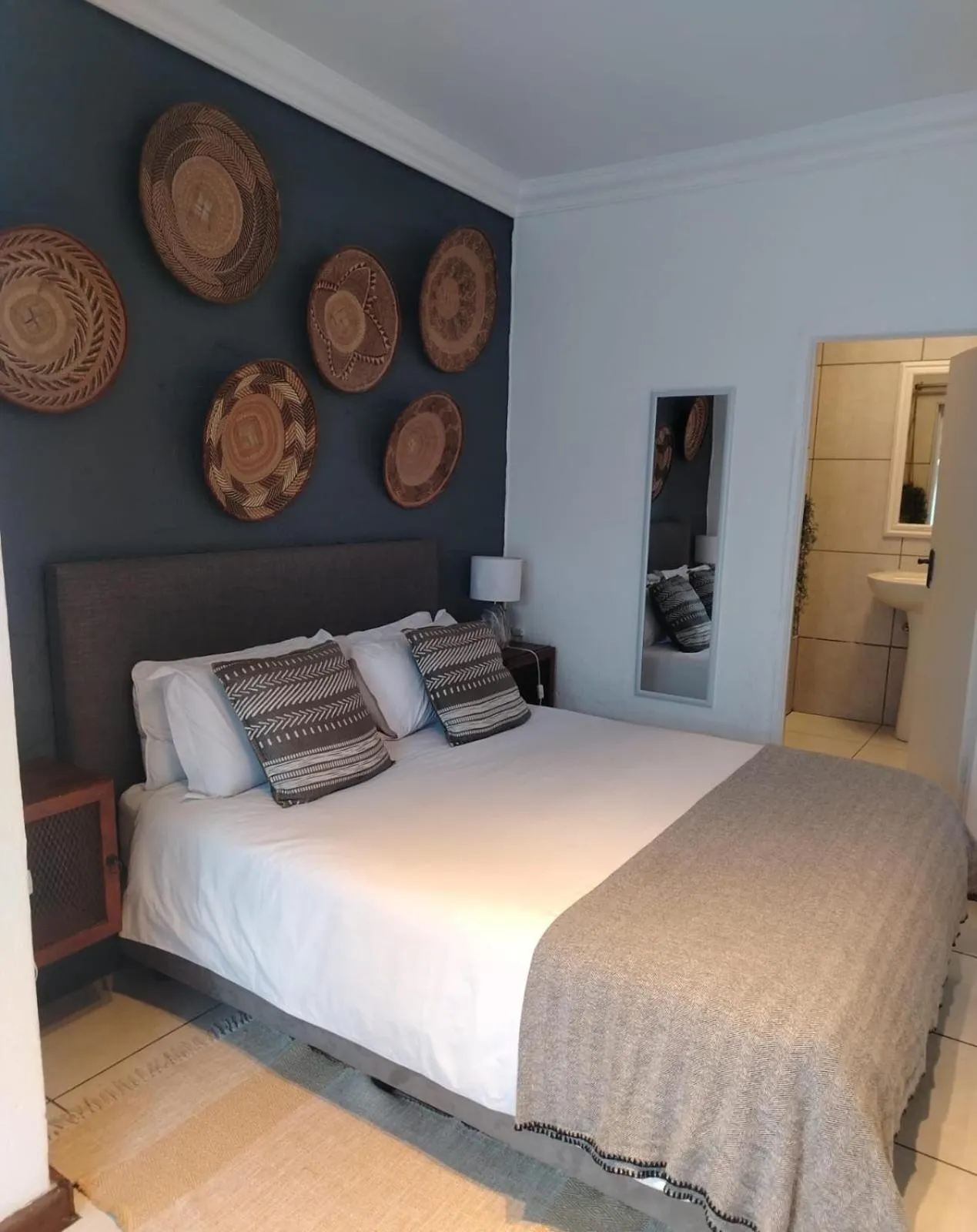 Photo of the whole room, Bed in 84 on Fourth Guest House