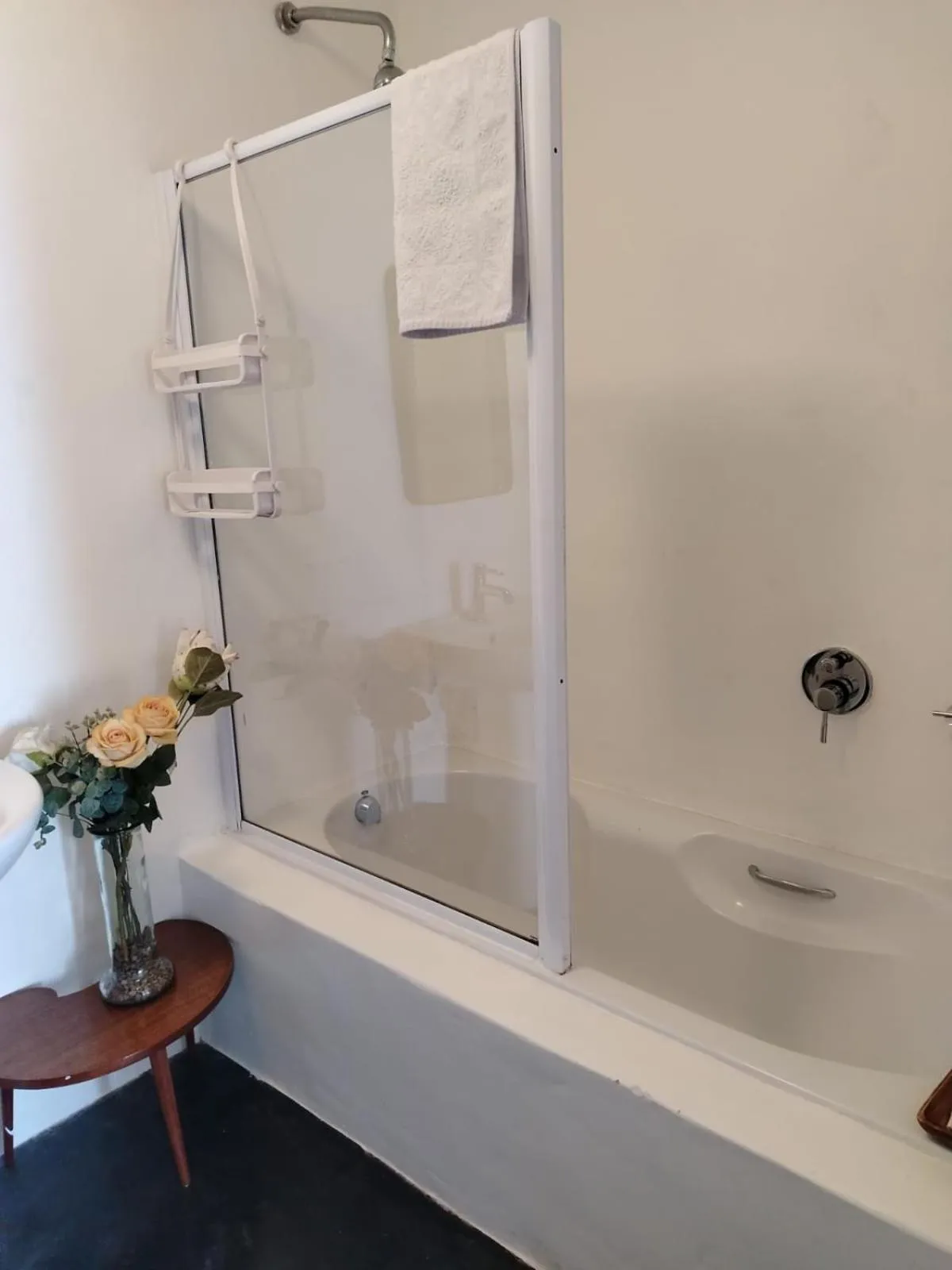 Shower in 84 on Fourth Guest House