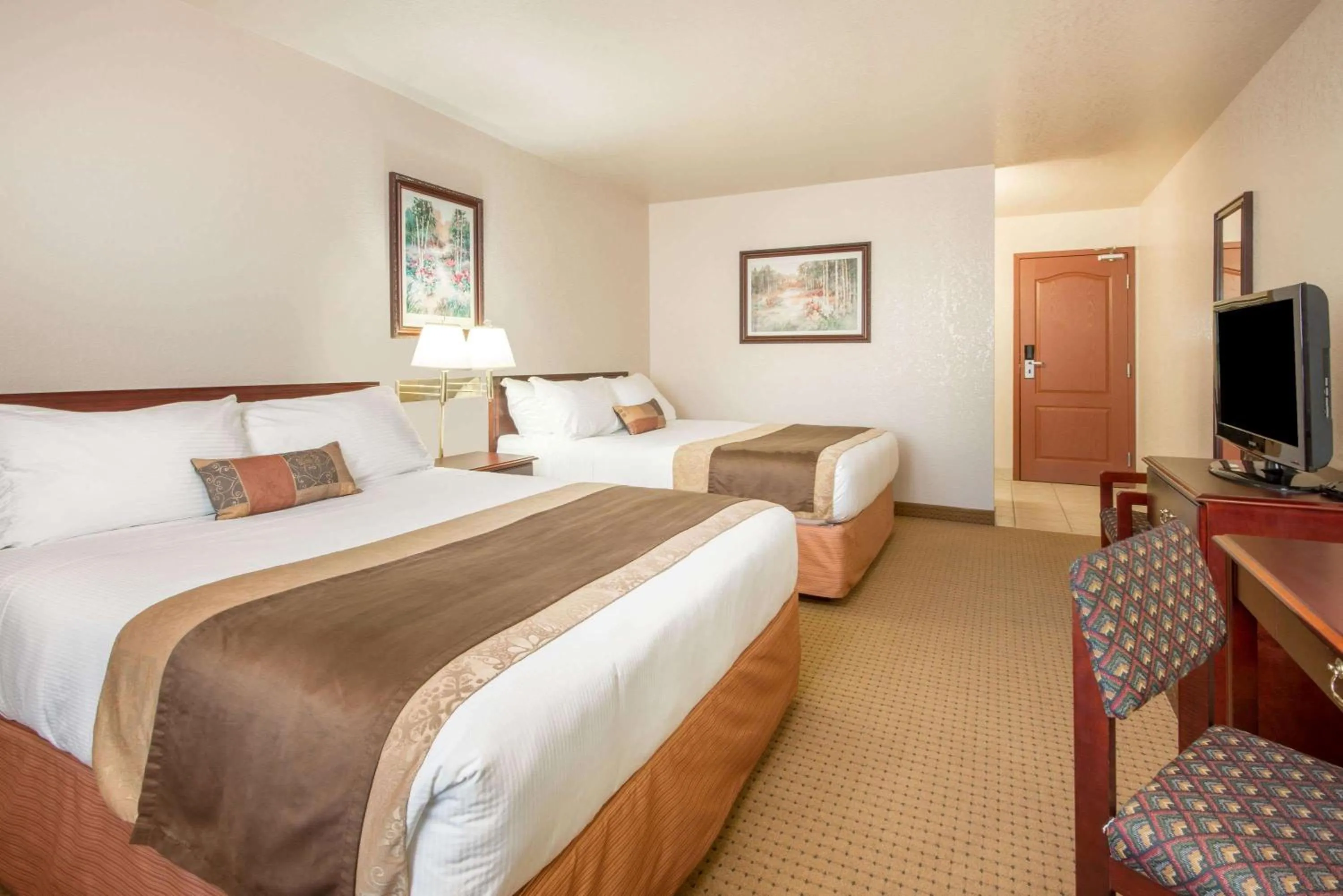 Photo of the whole room, Bed in Gold Circle Inn