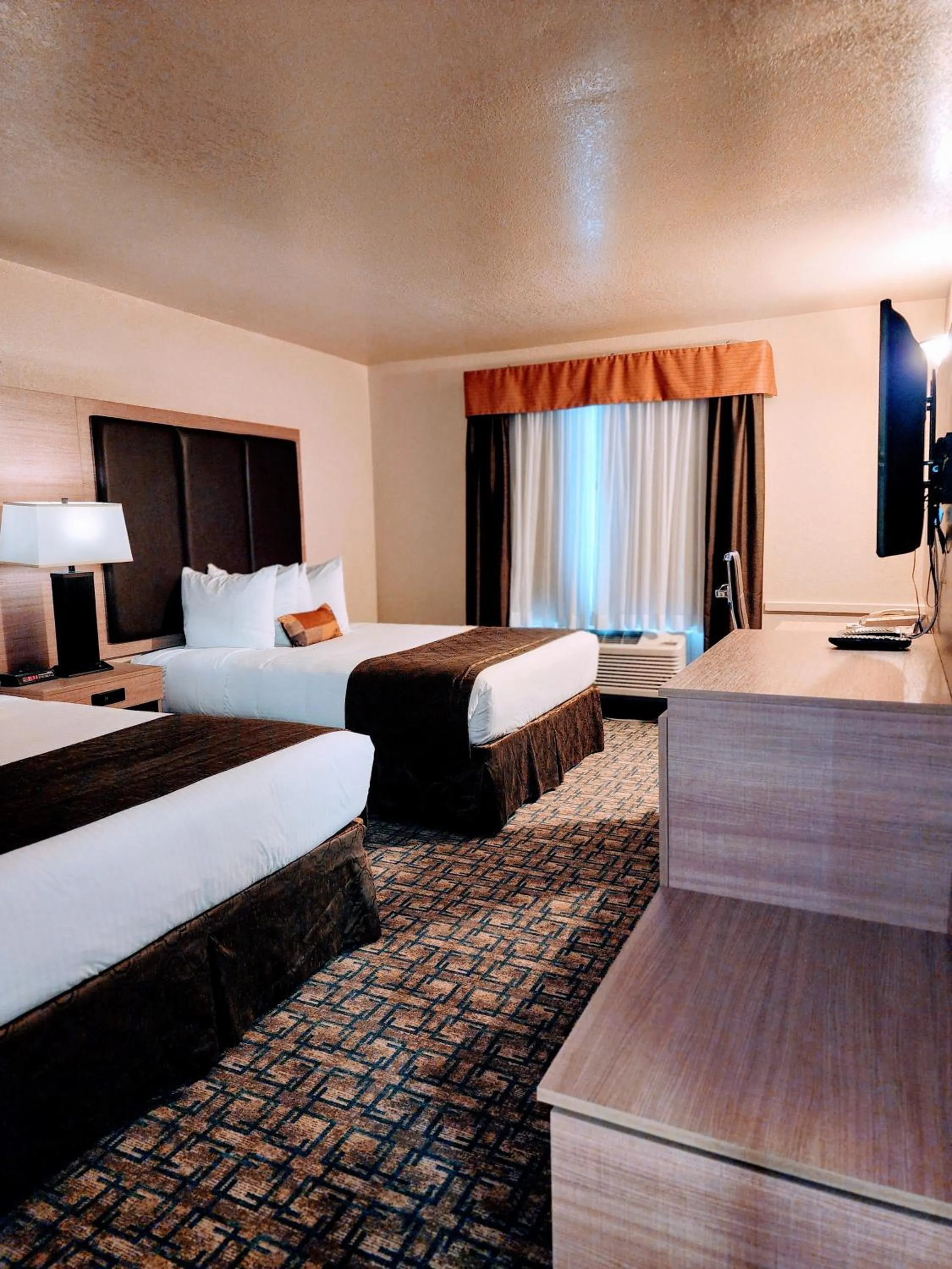 Photo of the whole room, Bed in Gold Circle Inn