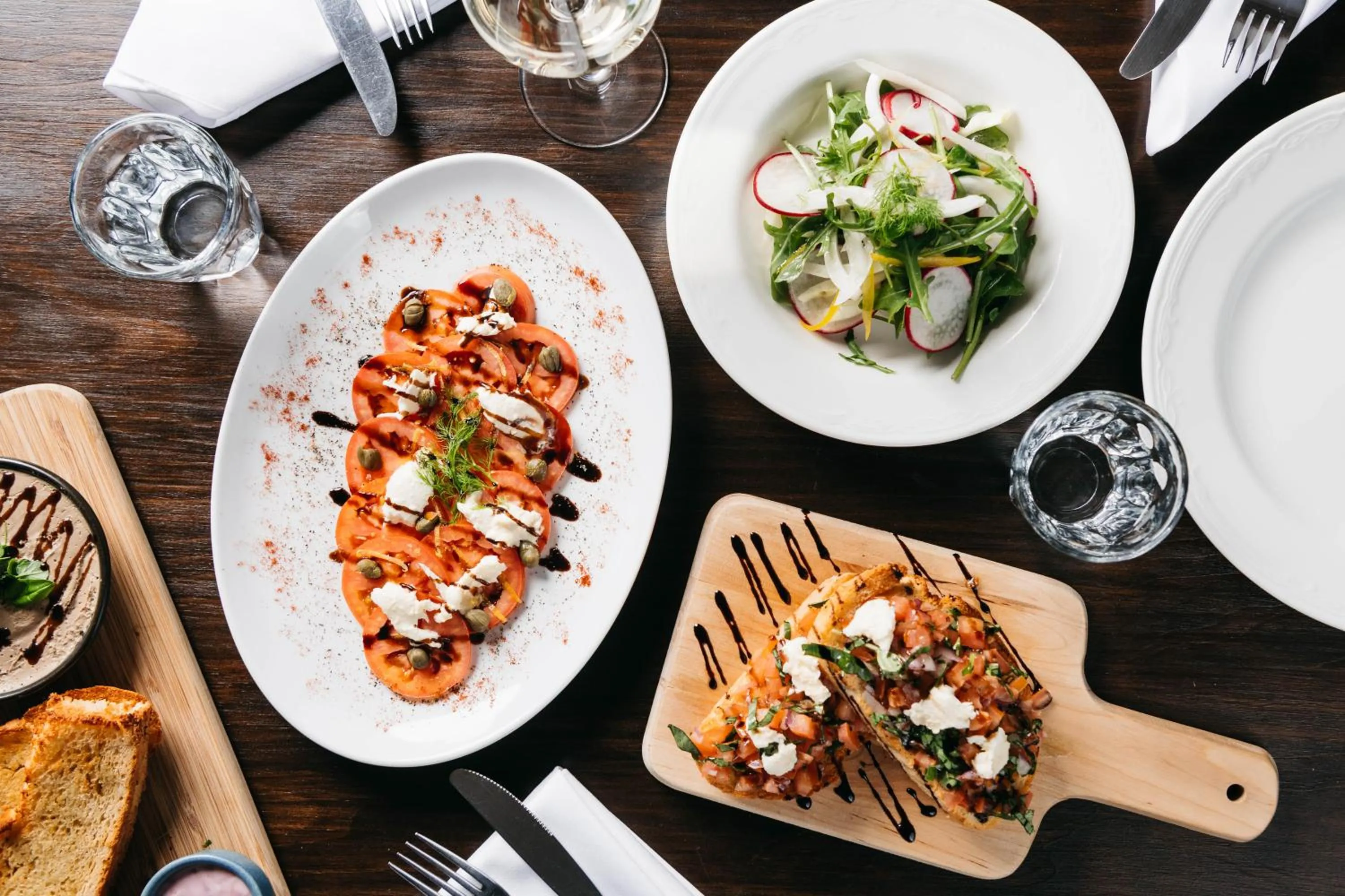 Restaurant/places to eat in Hotel Etico at Mount Victoria Manor