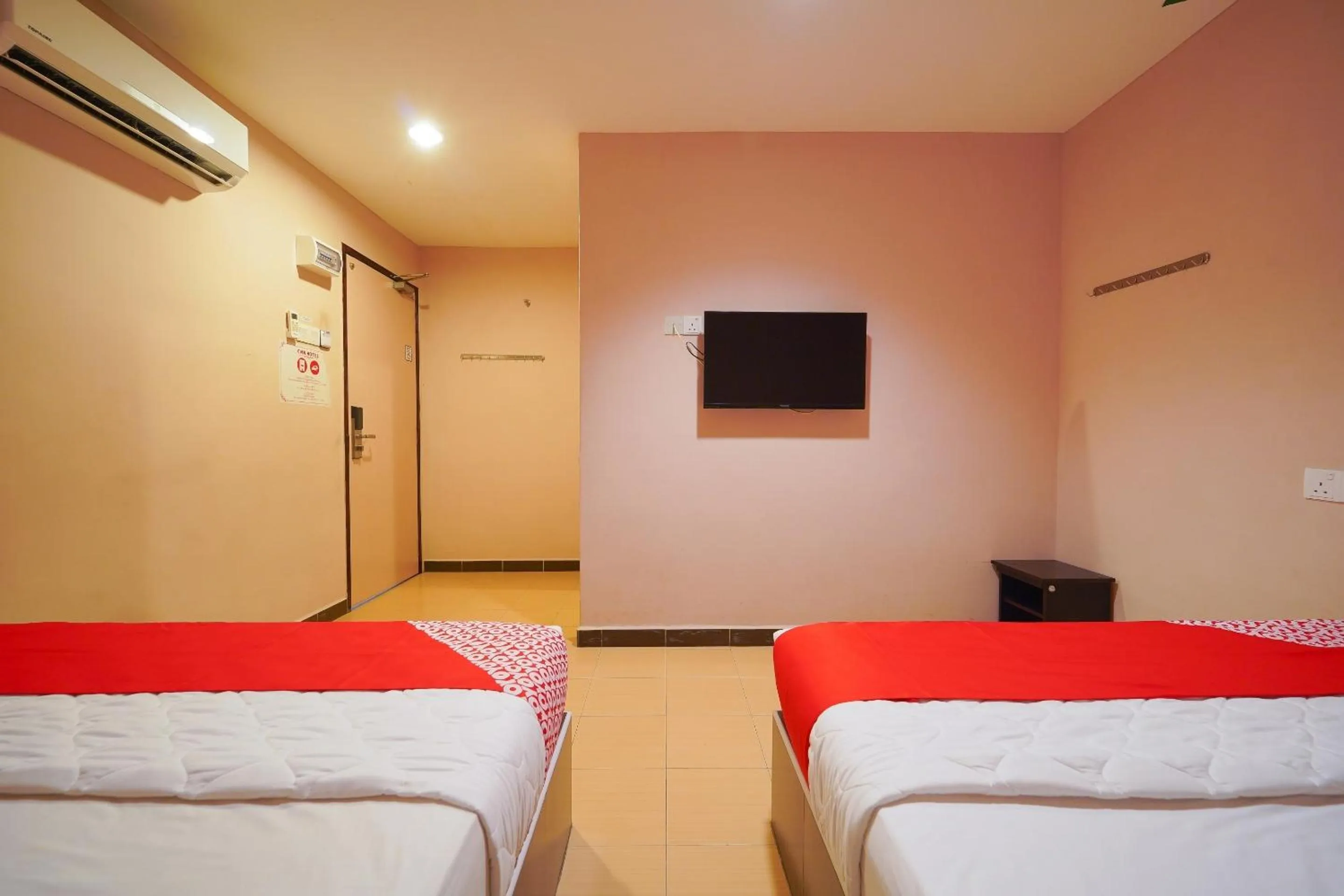 Bedroom, Bed in CMN Hotel & Homestay