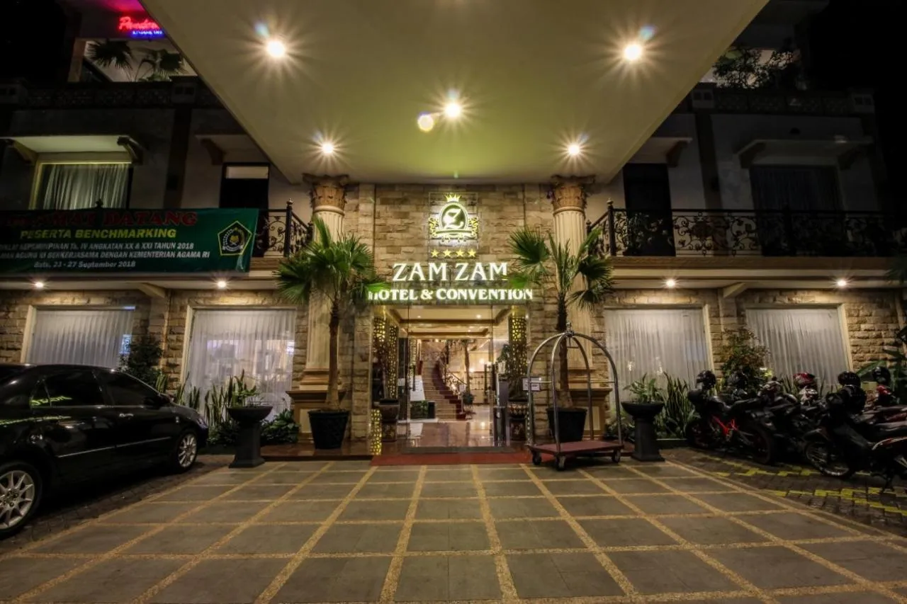 Facade/entrance in Zamzam Hotel and Convention Batu Powered By Archipelago