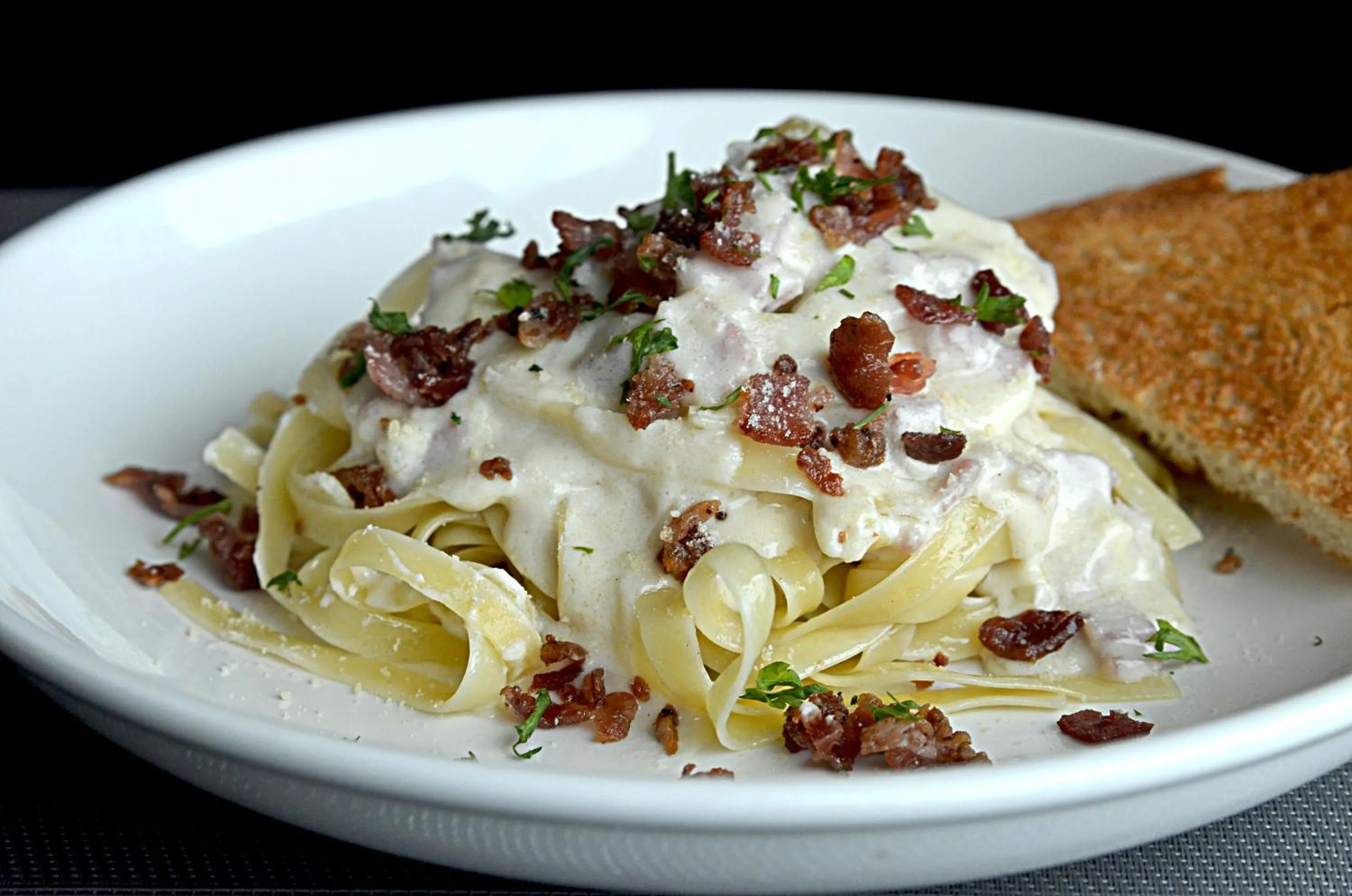 Restaurant/places to eat in Azia Suites and Residences