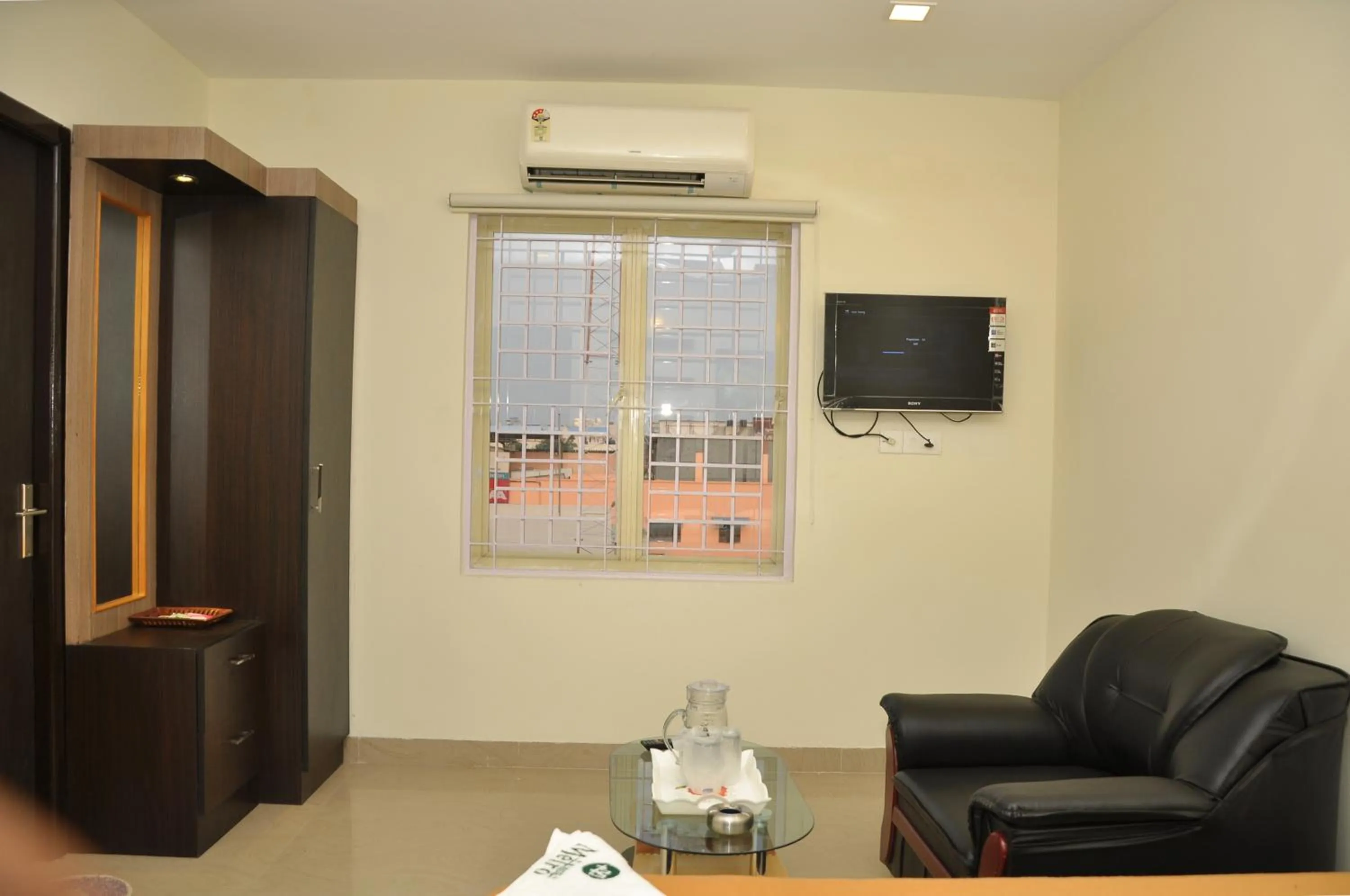 Communal lounge/ TV room in Hotel Metro