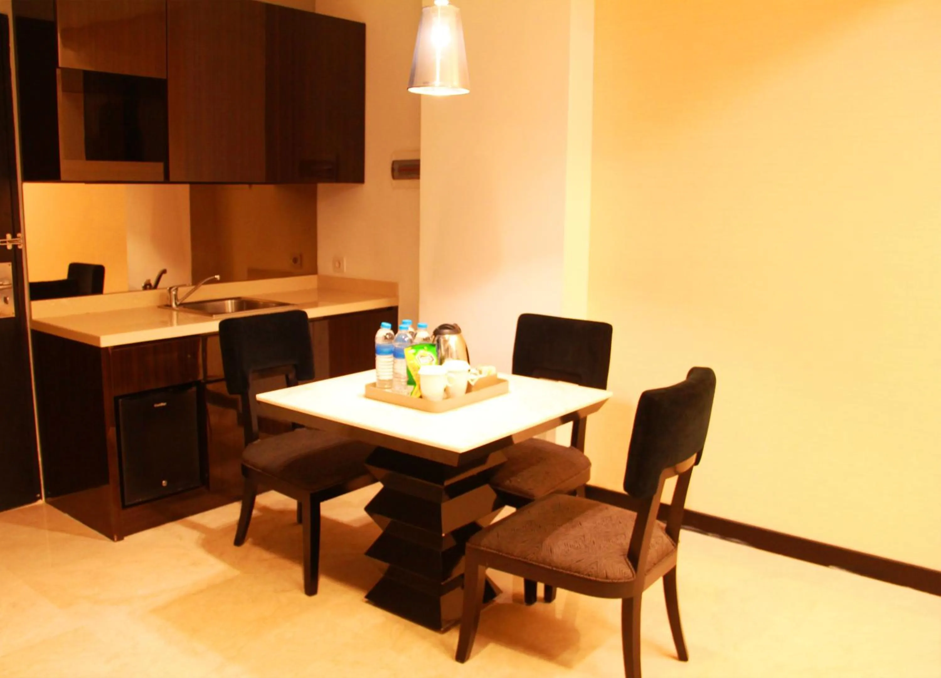 Kitchen or kitchenette in Aston Bellevue Radio Dalam