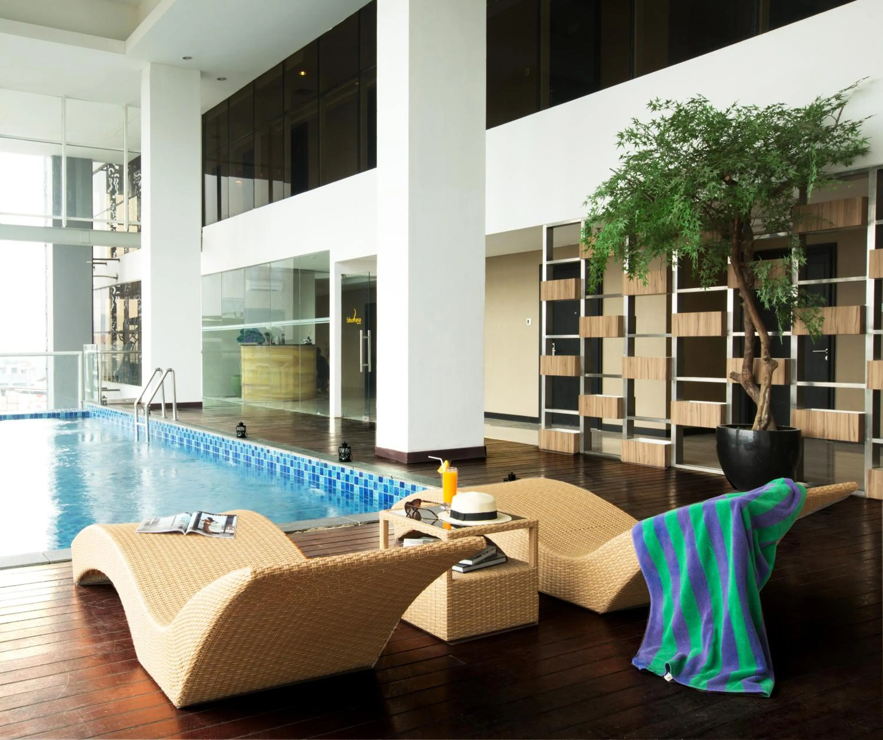 Swimming pool in Aston Bellevue Radio Dalam