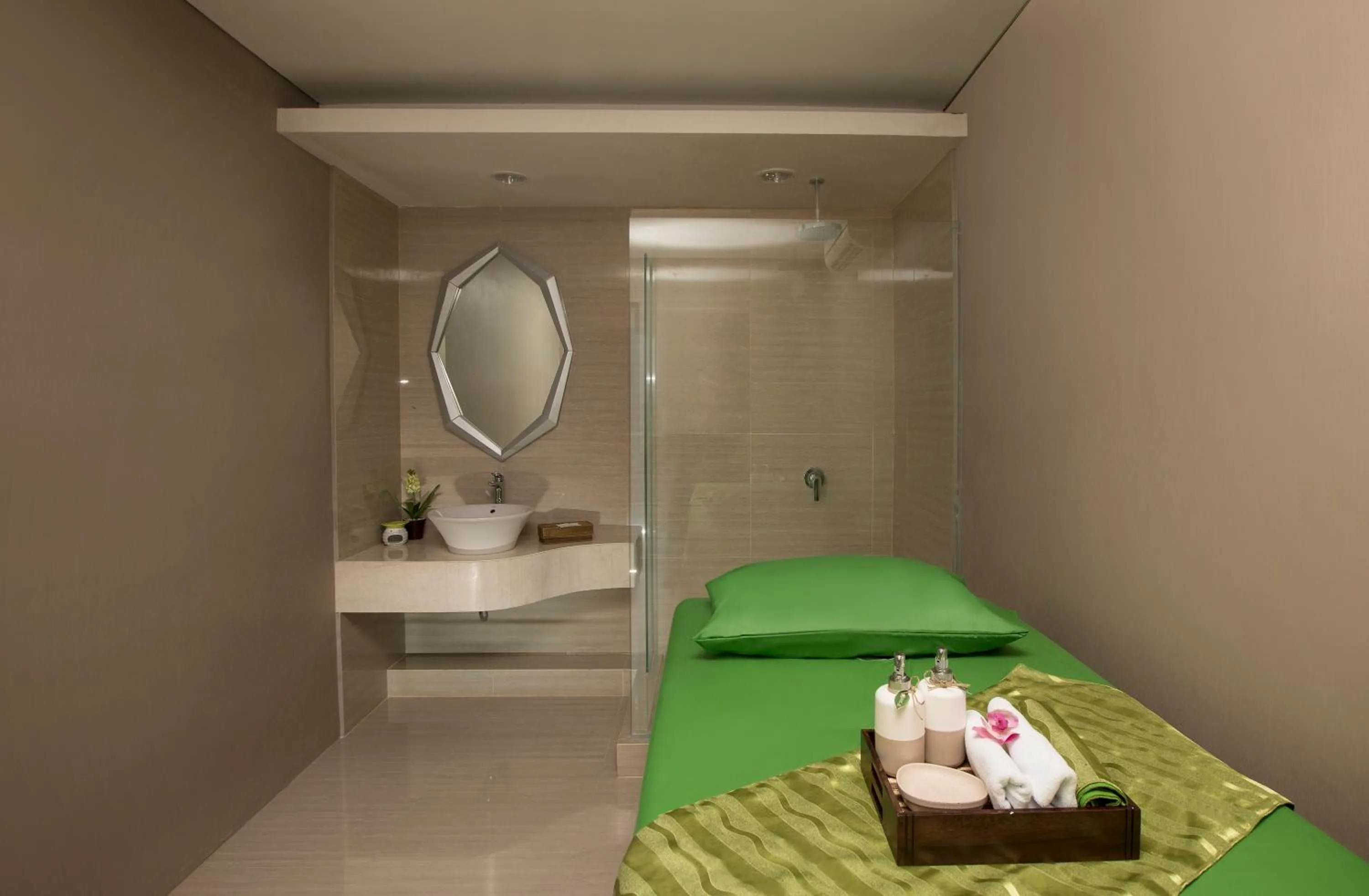 Fitness centre/facilities in Aston Bellevue Radio Dalam