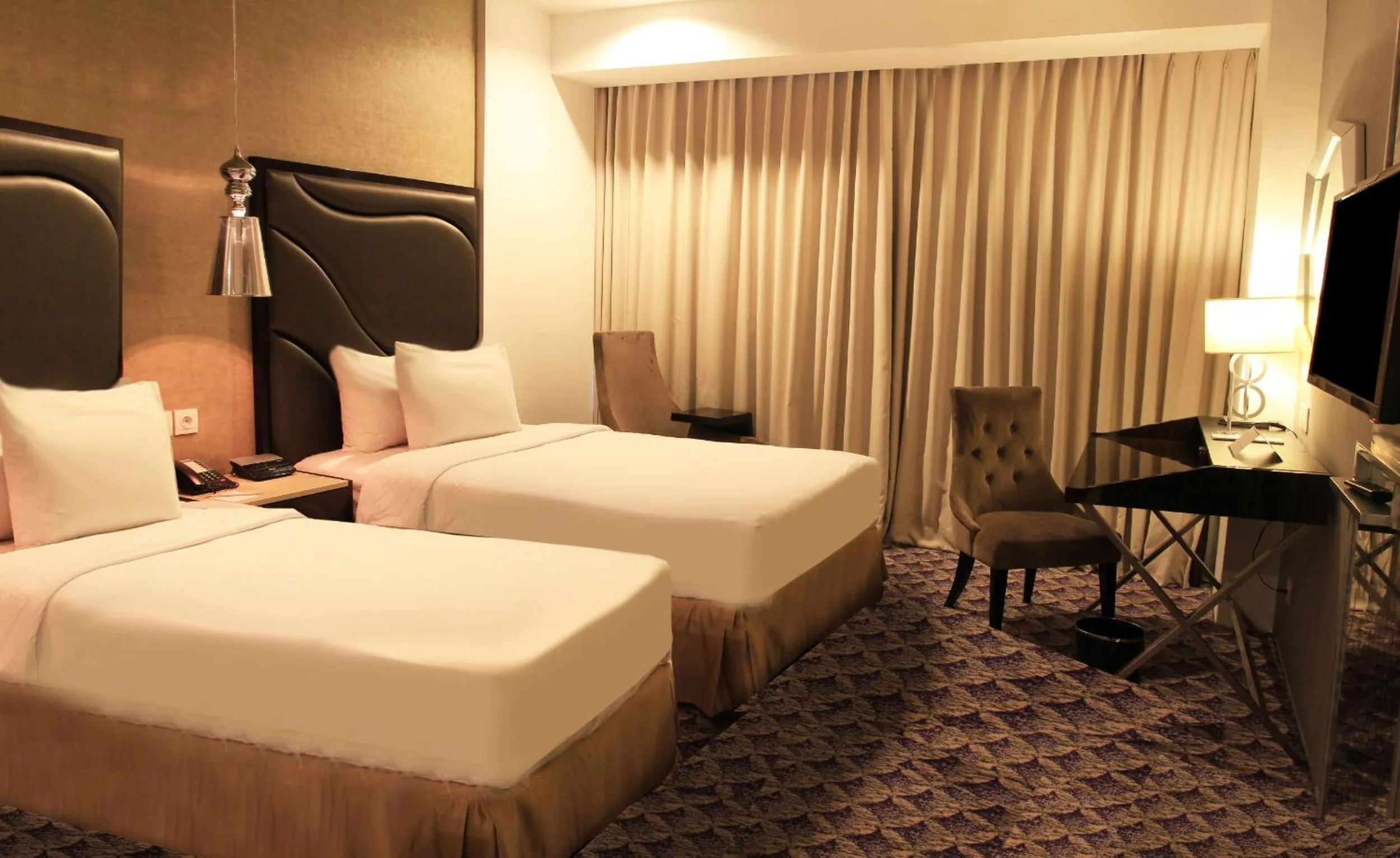 Bedroom in Aston Bellevue Radio Dalam