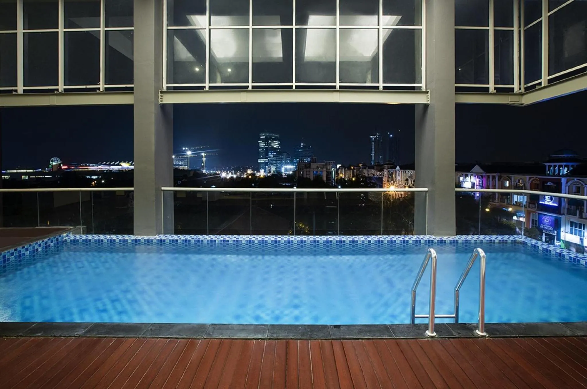 Swimming pool in Aston Bellevue Radio Dalam
