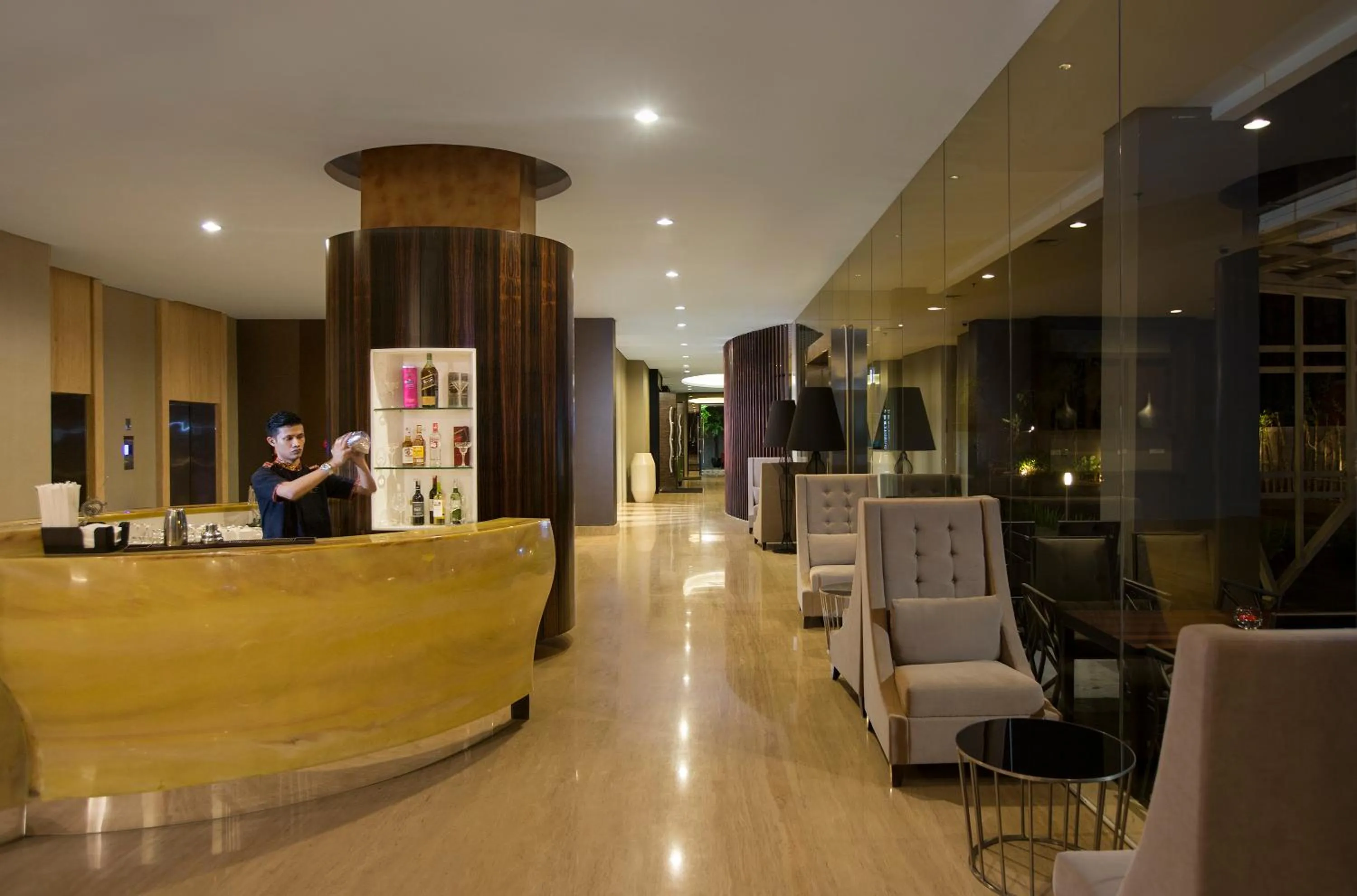 Communal lounge/ TV room in Aston Bellevue Radio Dalam