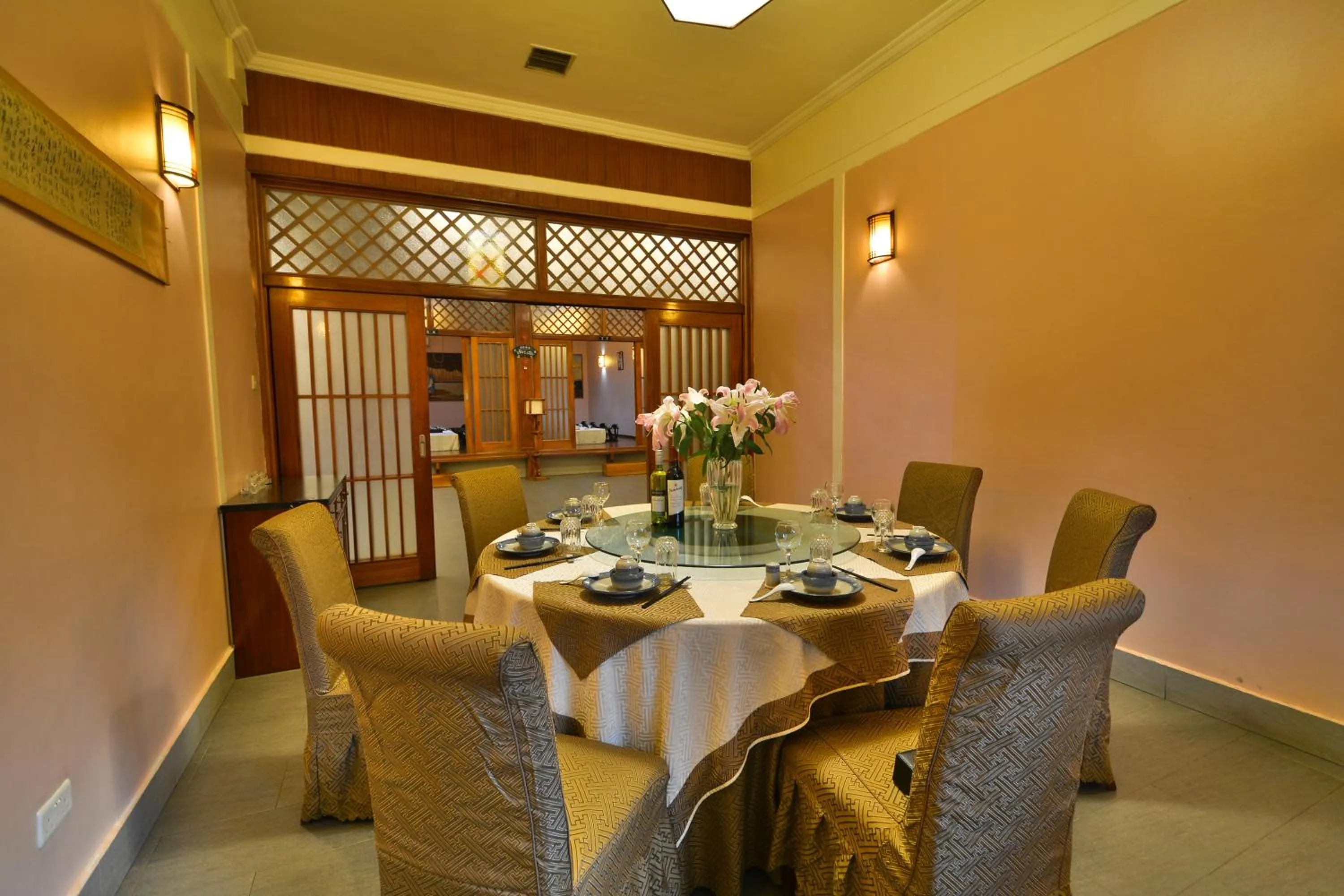 Restaurant/places to eat in Arirang Hotel