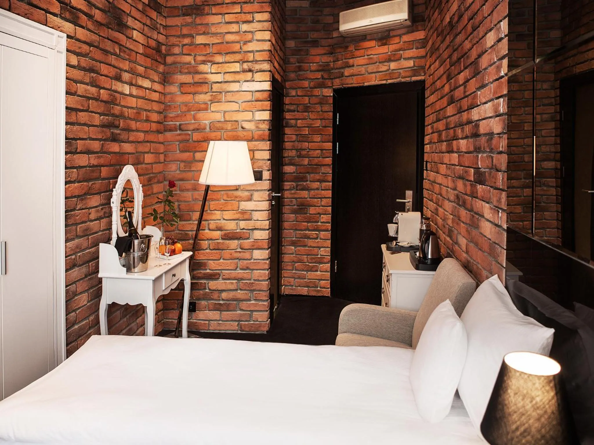 Photo of the whole room, Bed in Hotel Betmanowska Main Square Residence Adults Only